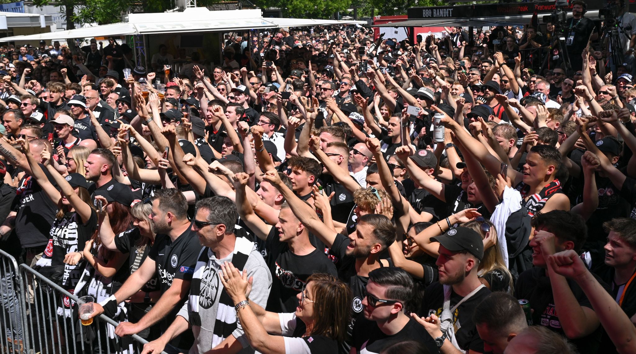 Zehntausende Frankfurt-Fans in Berlin