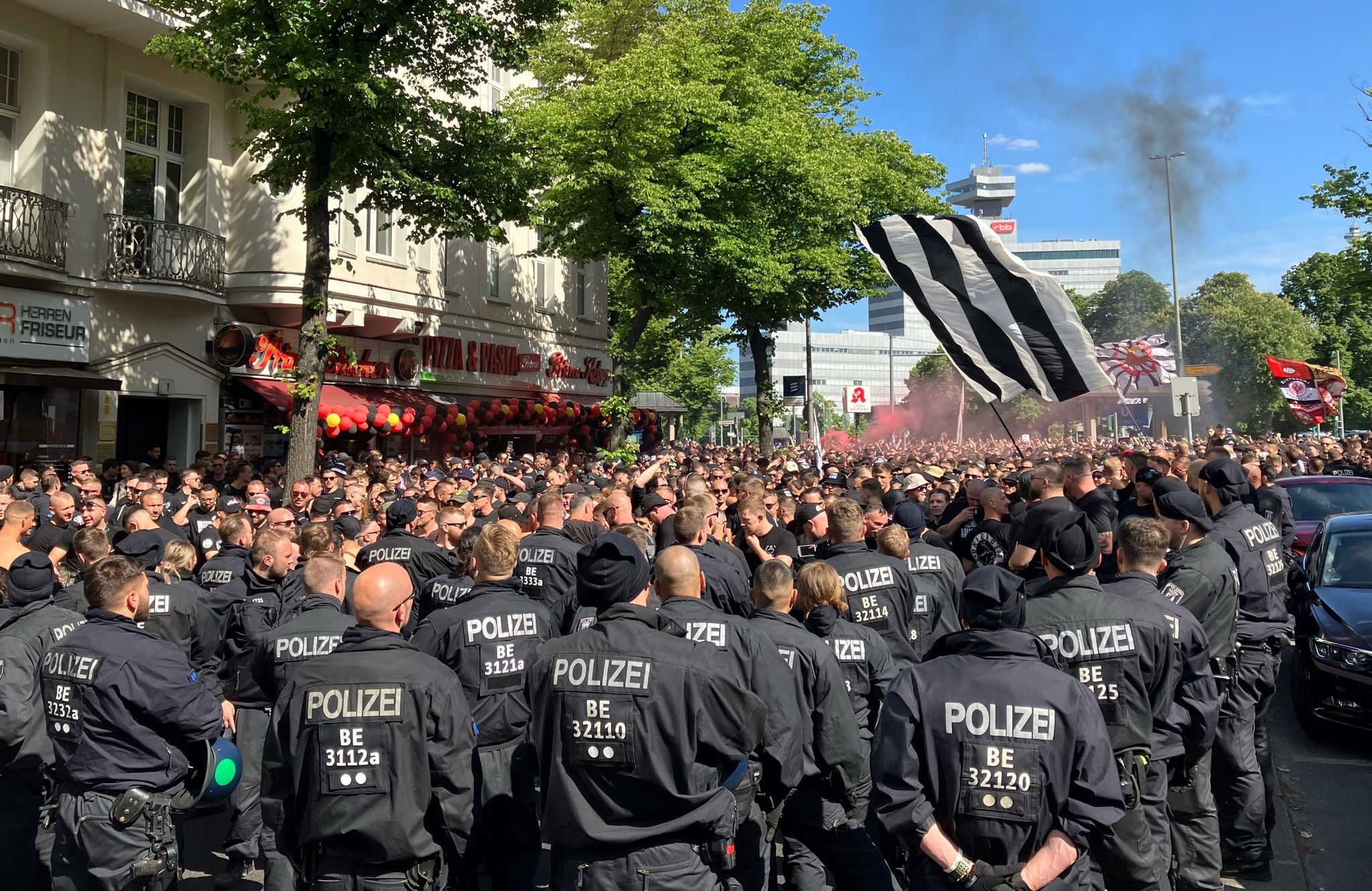 Eintracht-Fans ziehen mit Fanmarsch zum Stadion