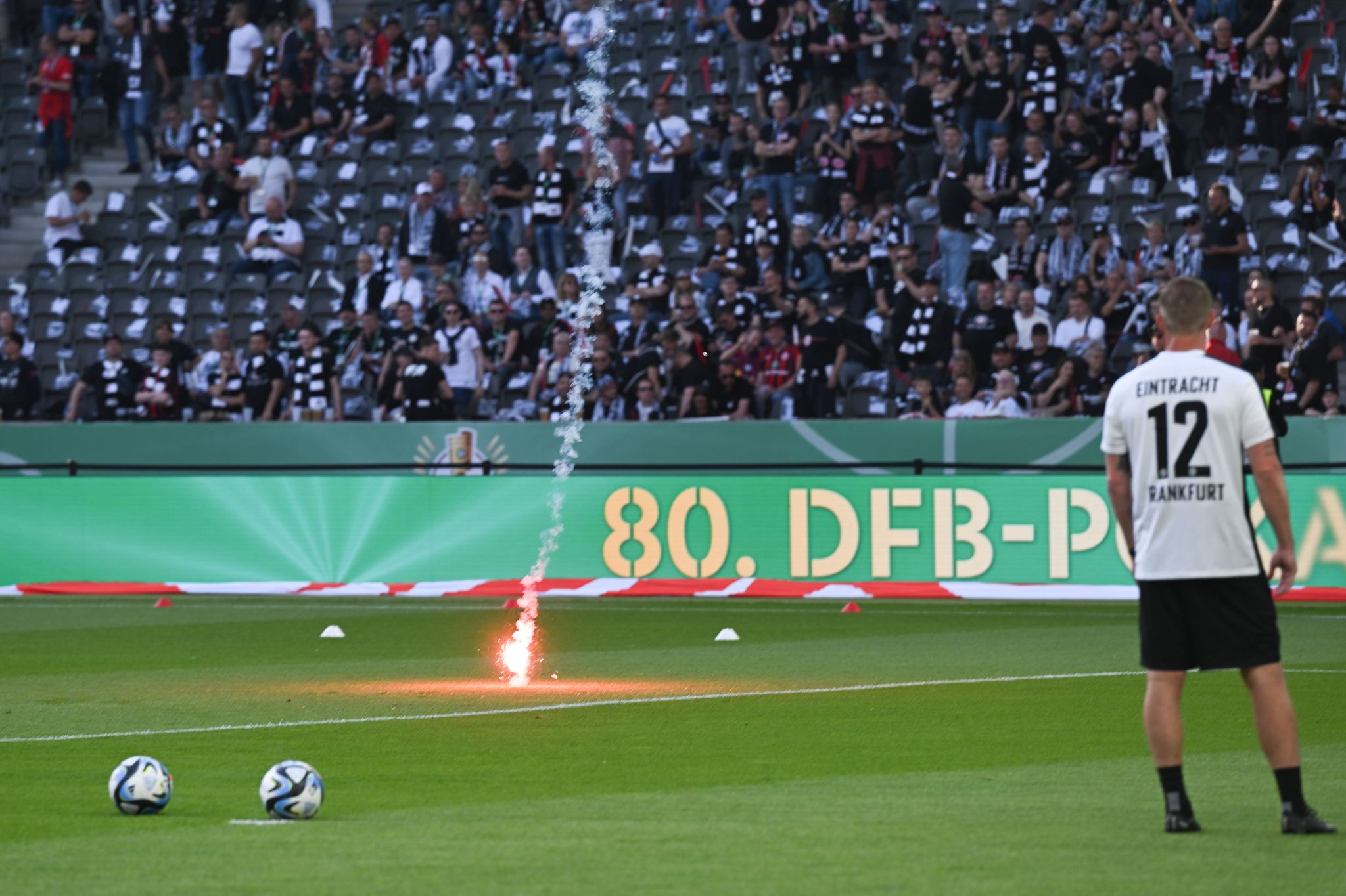 Vor Anpfiff: Eintracht-Fans werfen Pyrotechnik auf den Rasen