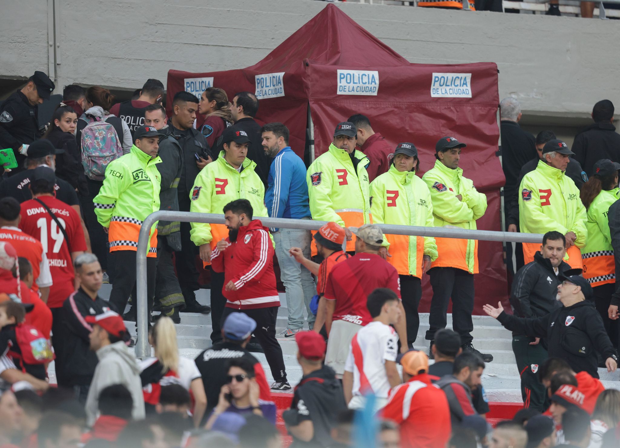 Fan stürzt in Argentinien von Tribüne und stirbt