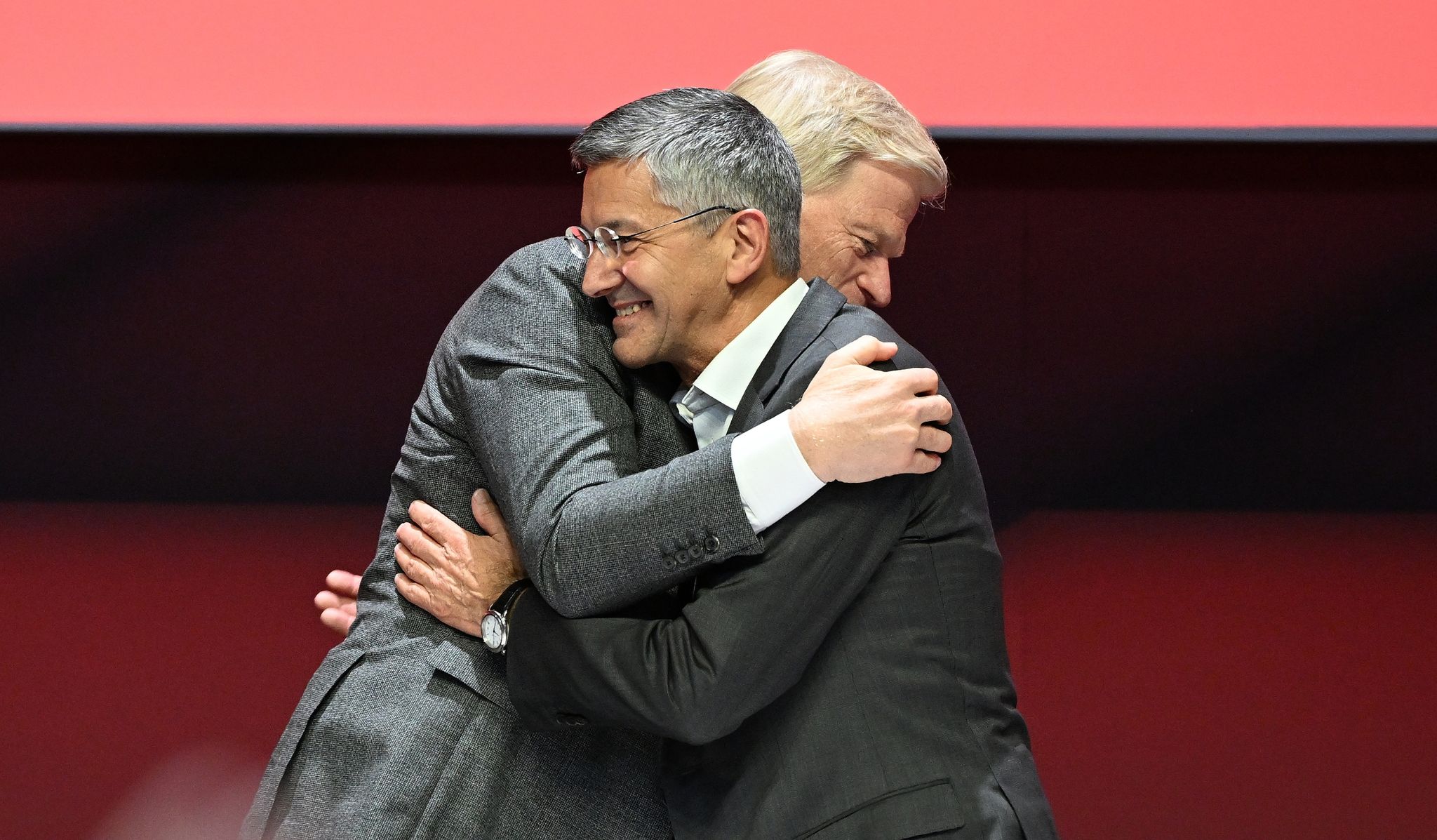 Bayern-Präsident Hainer telefoniert mit Kahn