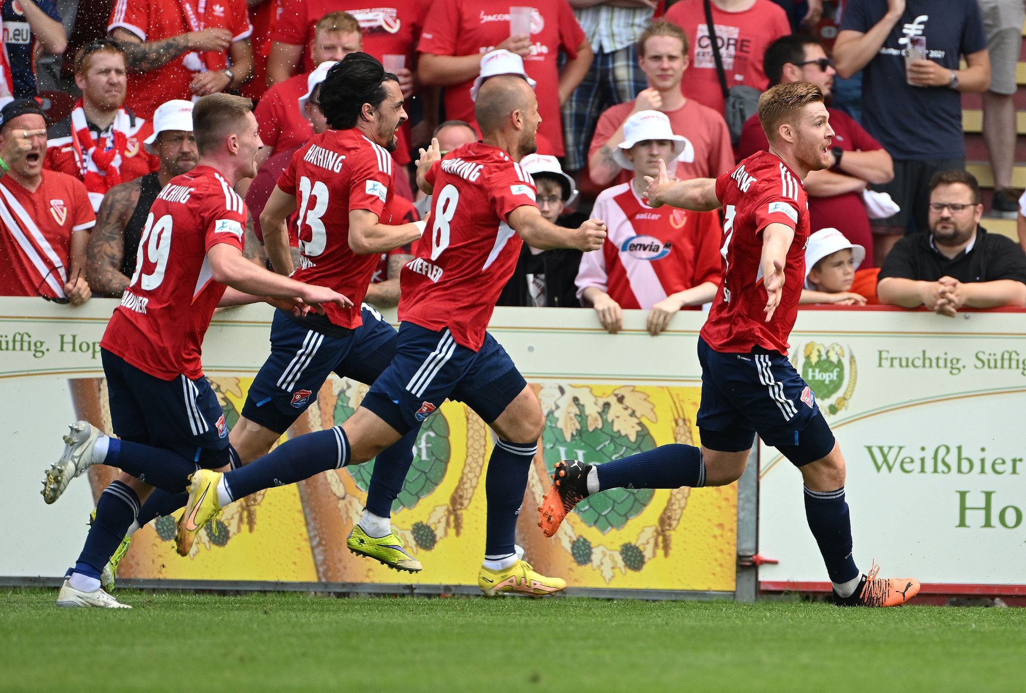 Randale bei Wagner-Abschied: Haching steigt in 3. Liga auf