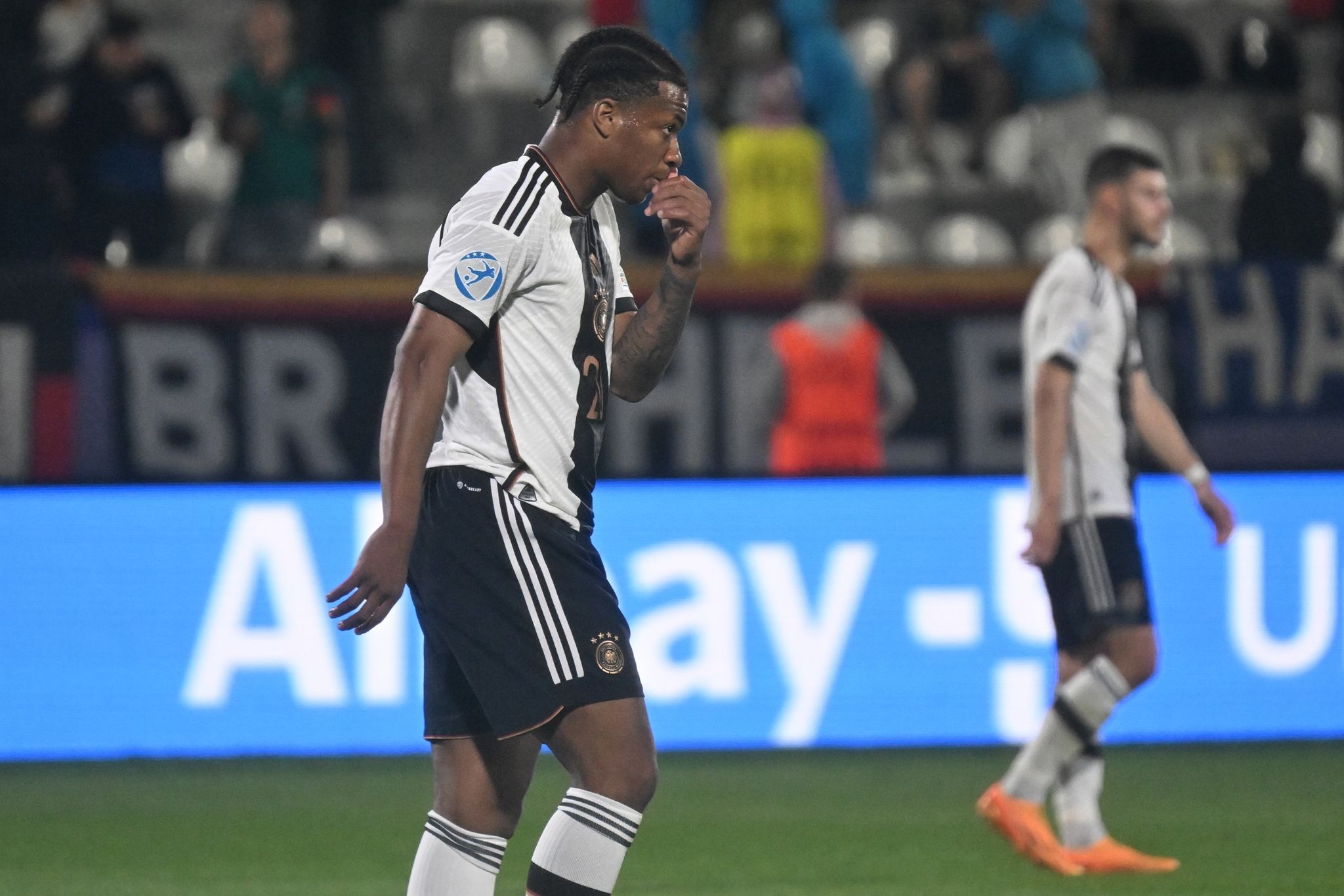 Nach Rassismus-Vorfällen: Unterstützung von Clubs und DFB