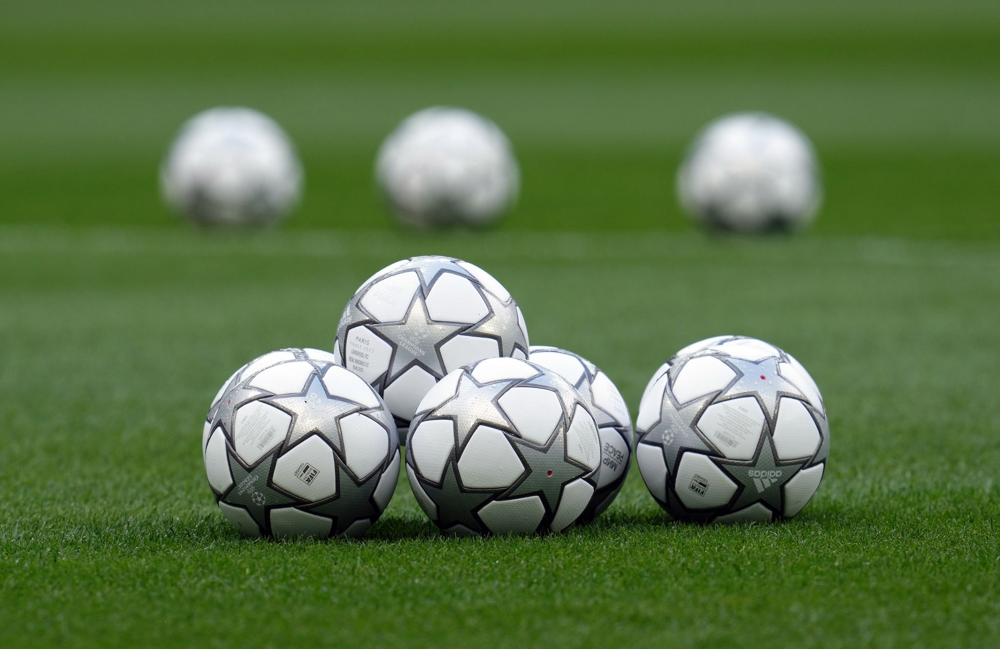 Erste Frau trainiert Männerteam im englischen Profi-Fußball