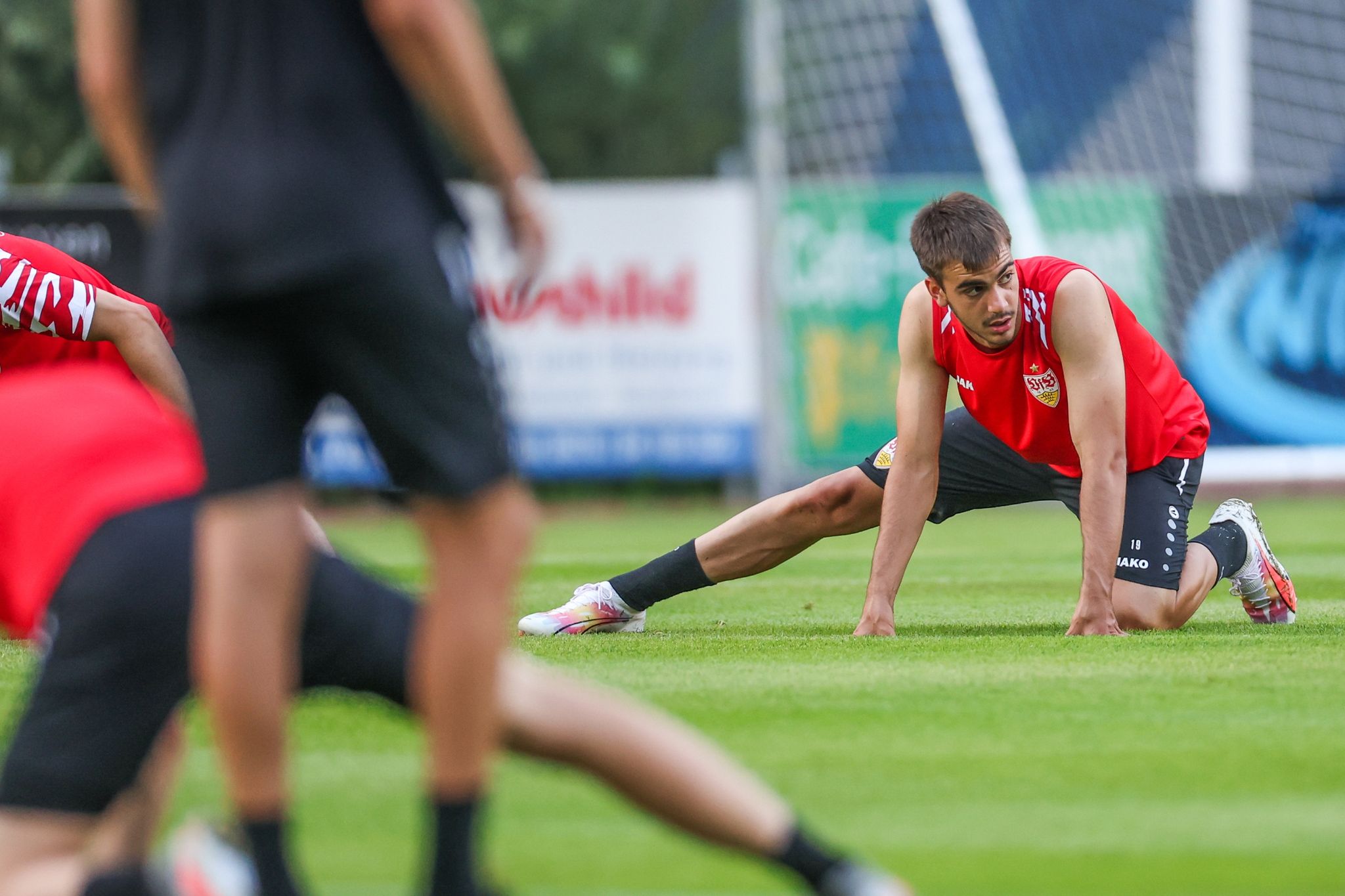 Platz nach Regen unbespielbar: VfB bricht Trainingslager ab