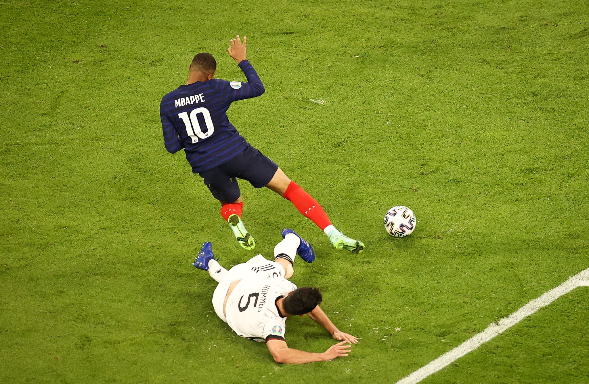 Hummels scherzt über Rekordangebot für Mbappé