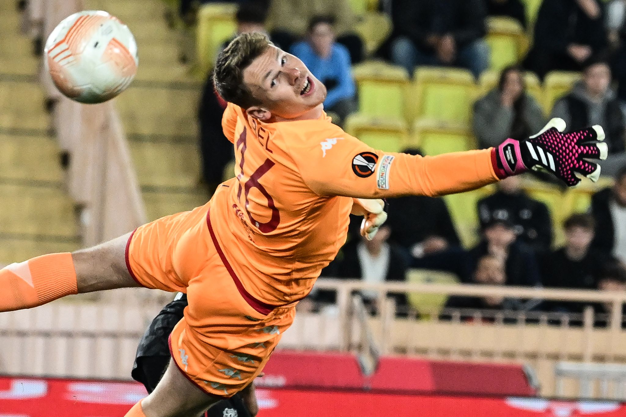 Torwart Nübel kassiert bei VfB-Debüt fünf Gegentreffer