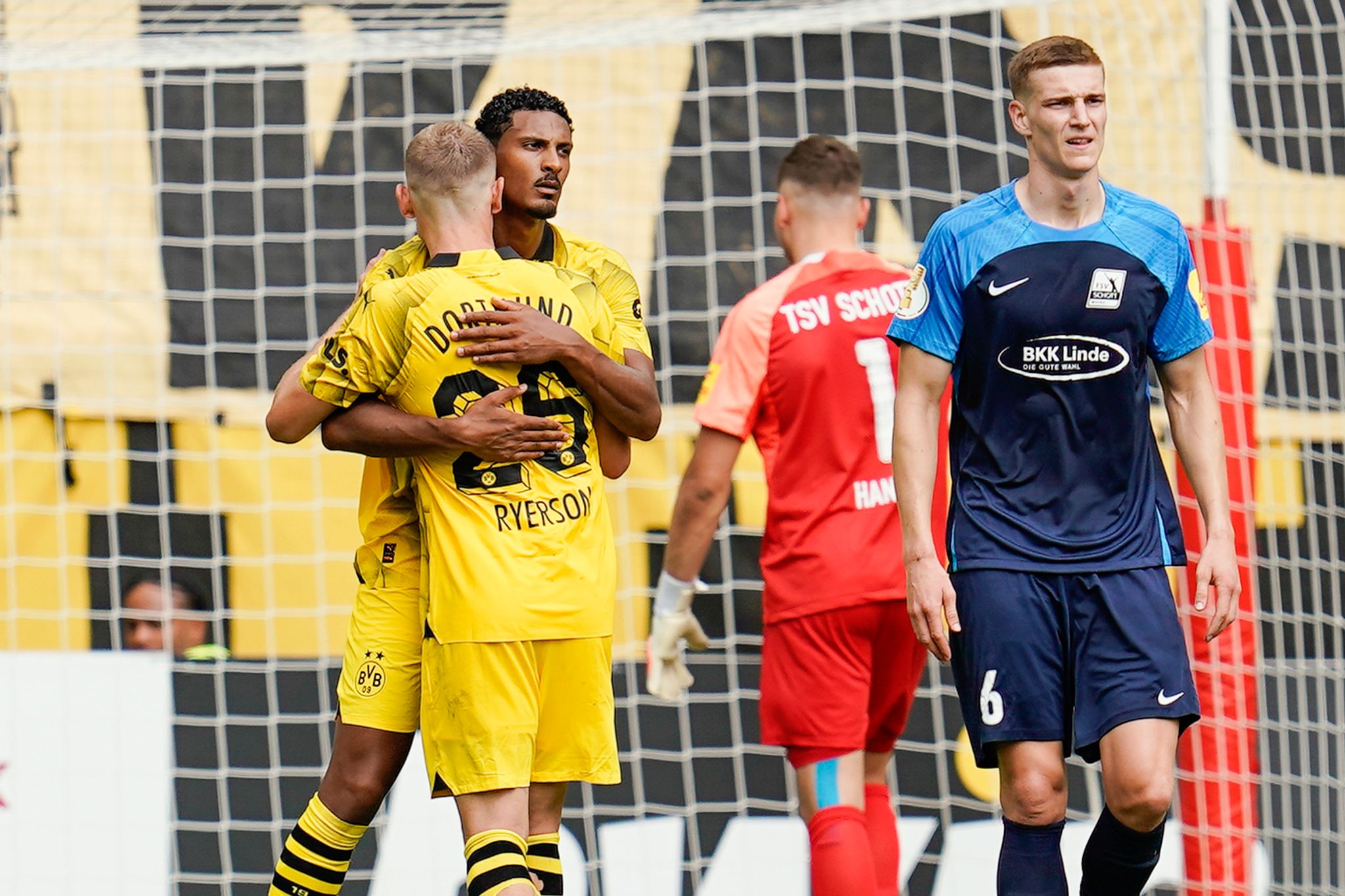 Bremen fliegt – Stuttgart und Dortmund ohne Probleme