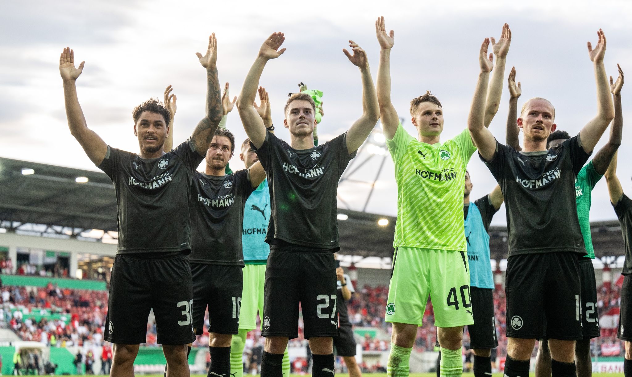 Bremen fliegt – Stuttgart und BVB weiter