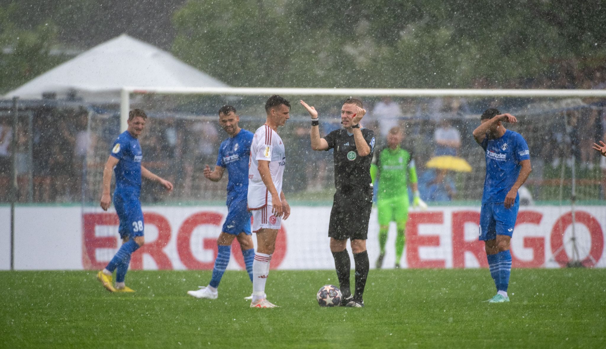 Nach Unwetter-Pause: Düsseldorf gewinnt gegen Illertissen