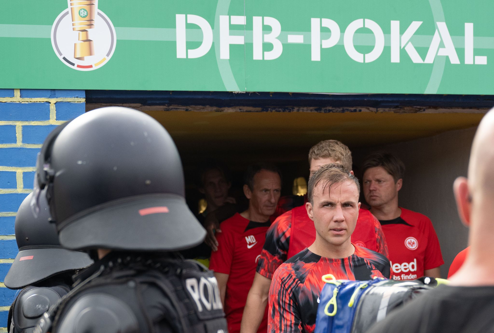 Böllerwürfe und Unterbrechung: Eintracht-Sieg nur Nebensache