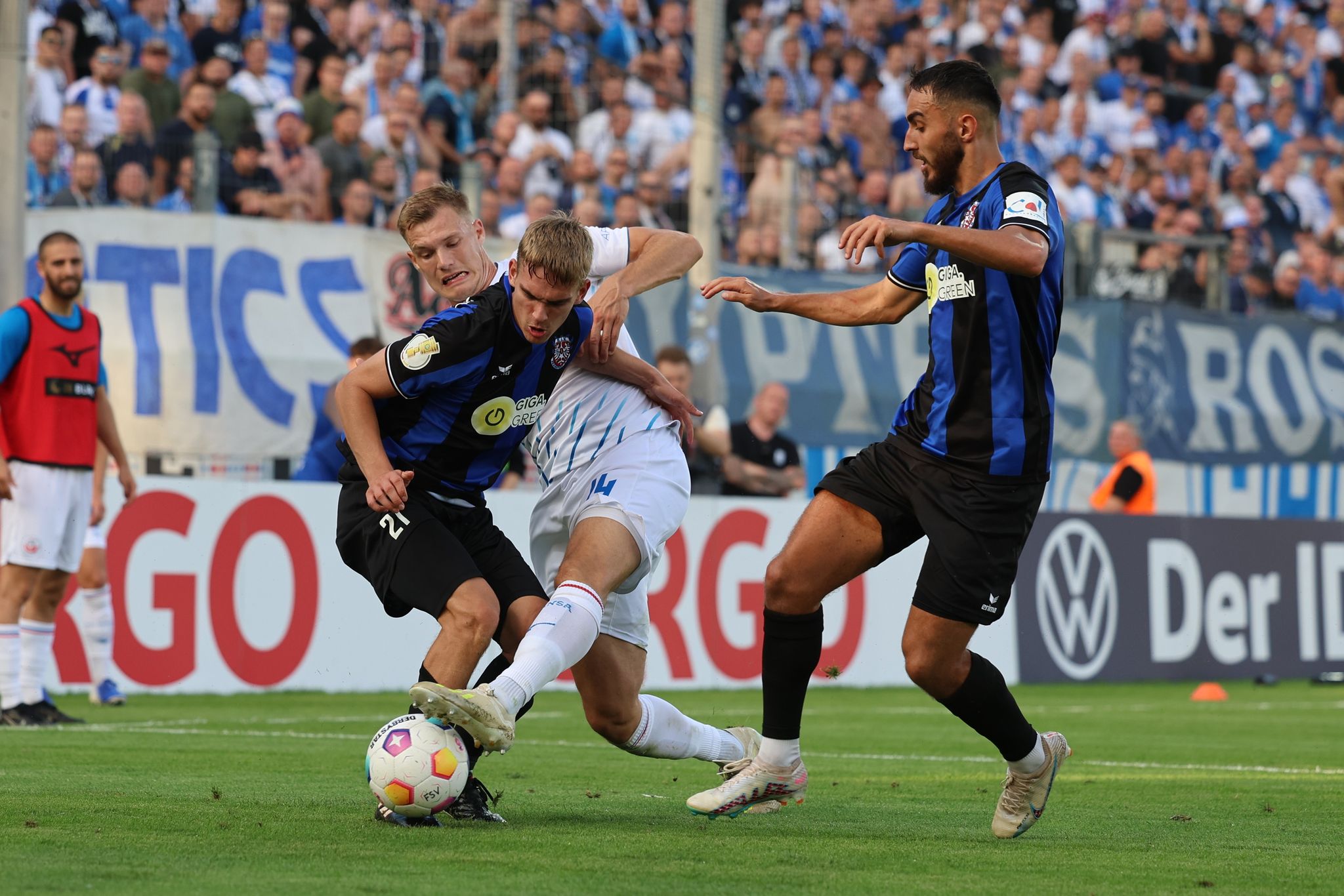 Zweitliga-Spitzenreiter Rostock zittert sich im Pokal weiter