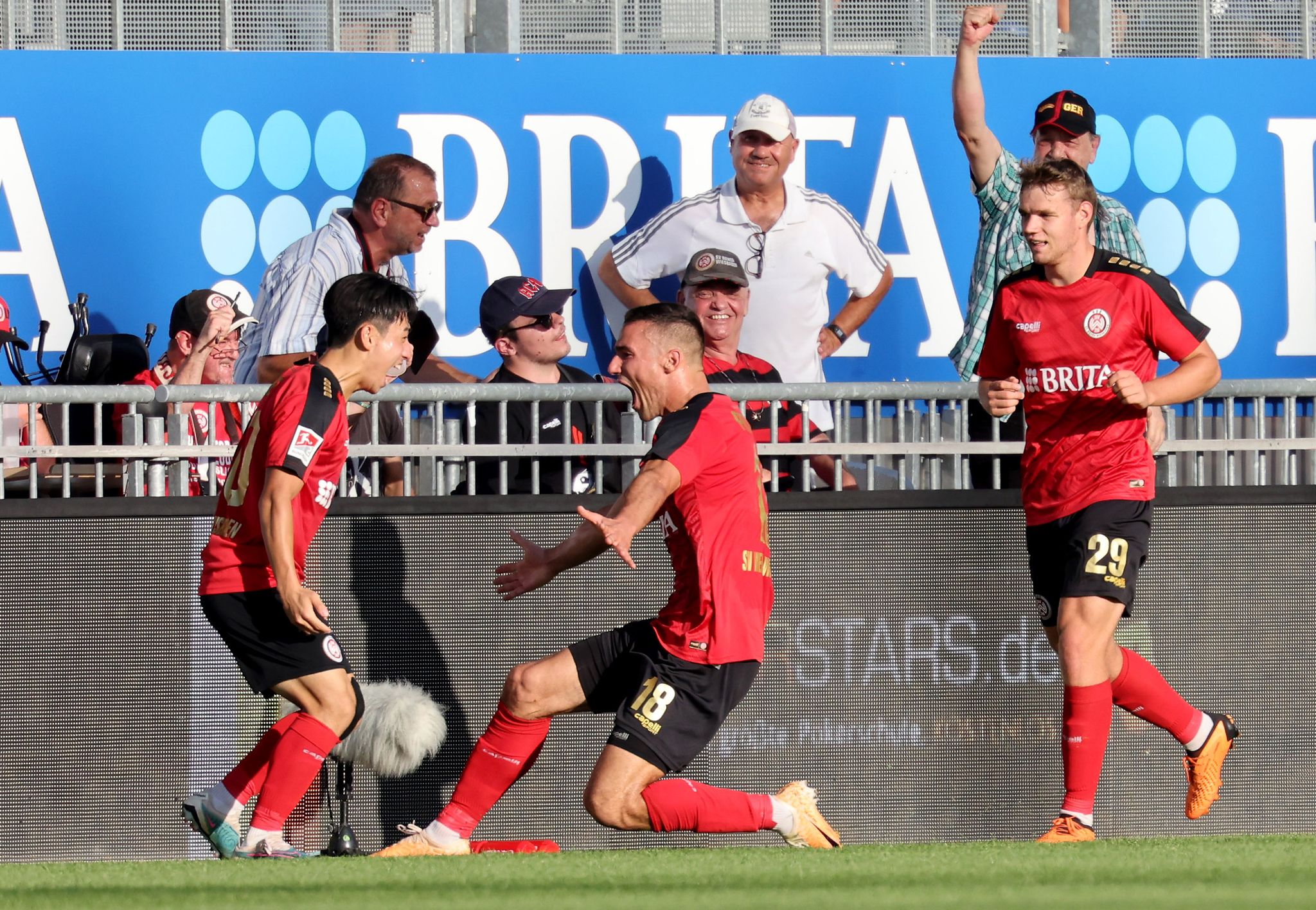 Wehen Wiesbaden nach Sieg gegen KSC Spitzenreiter