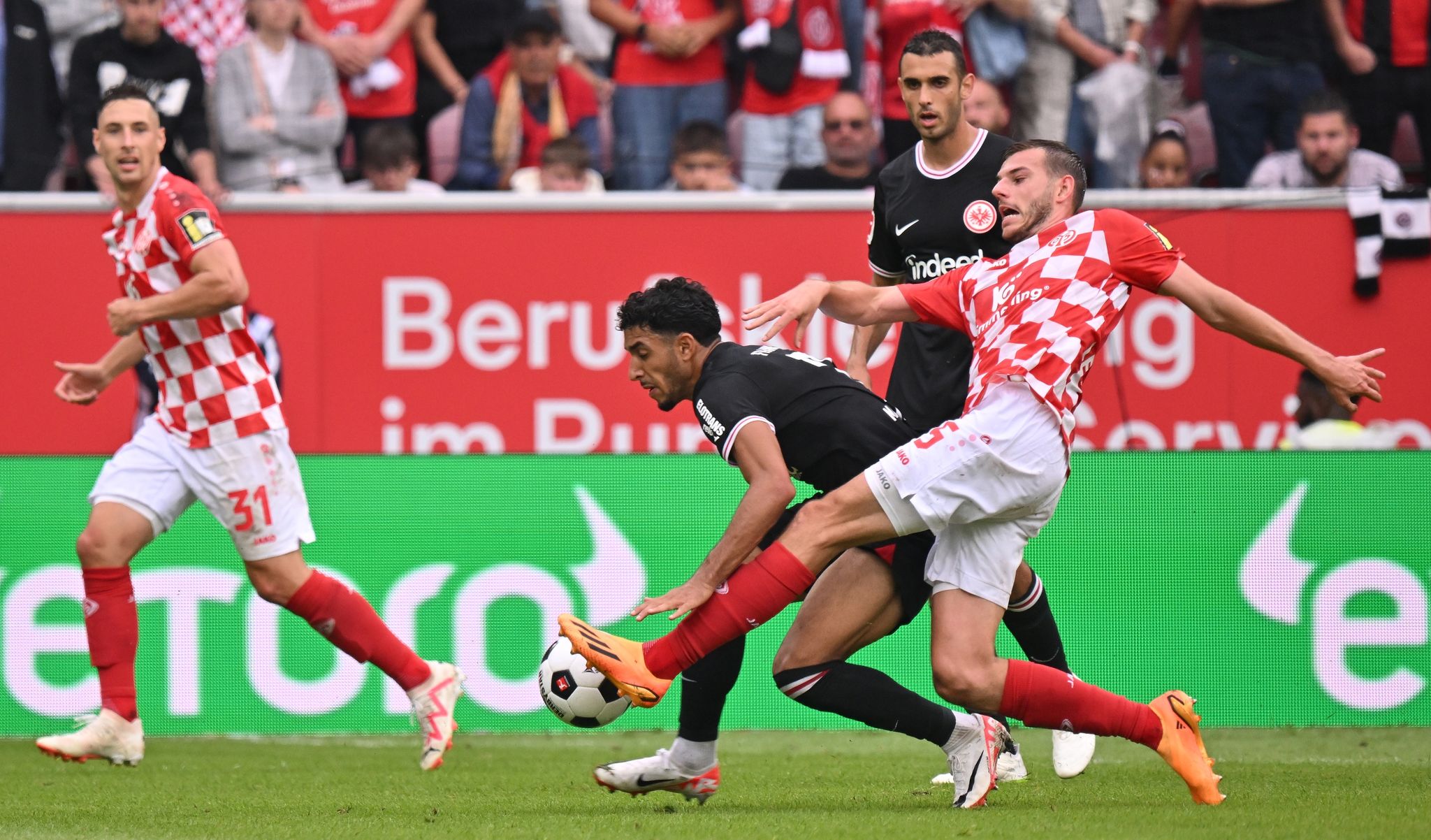 «Nackenschlag» für Mainz: Frankfurt mit spätem 1:1 im Glück