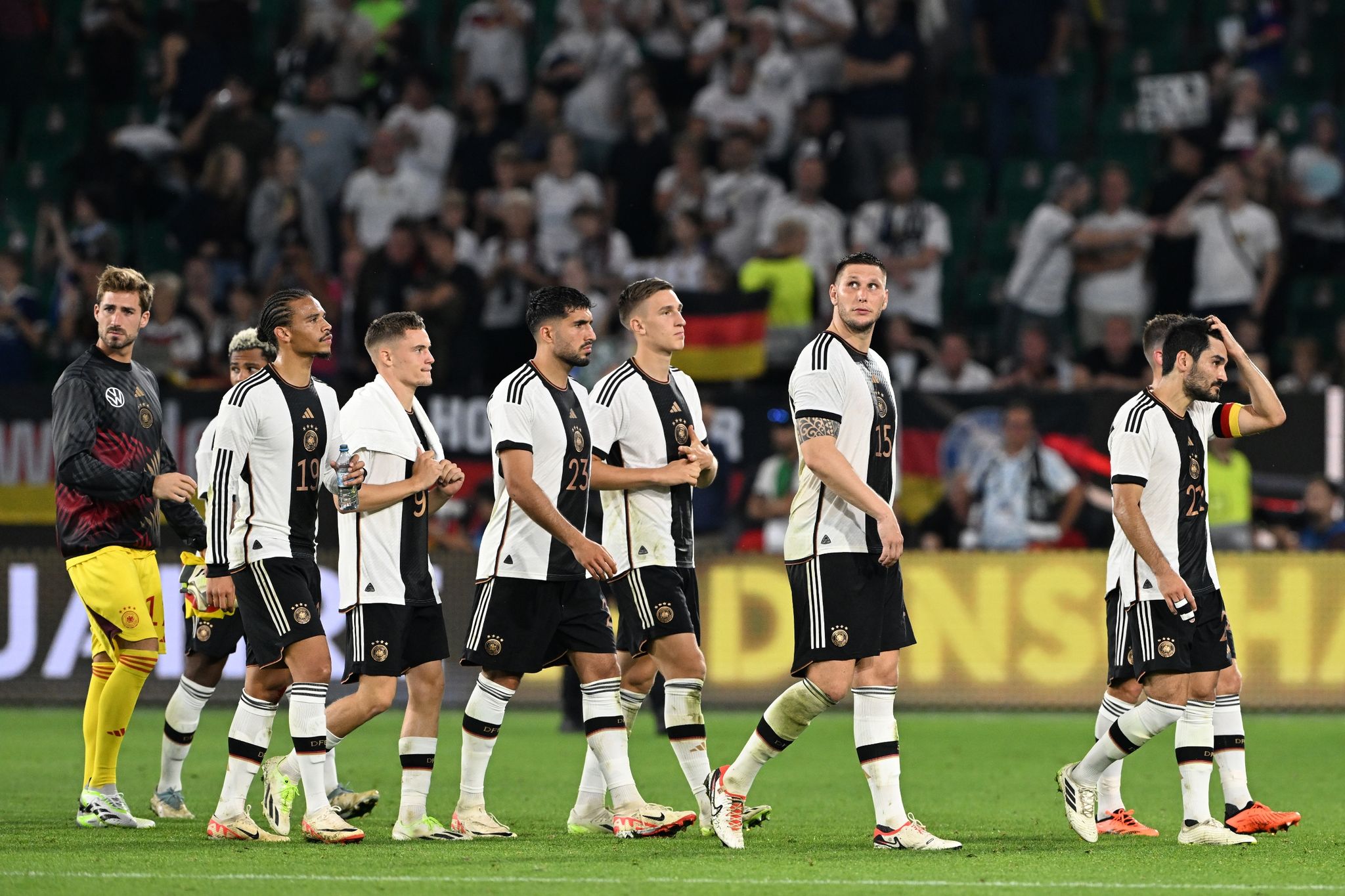 Desaster: Flick nach 1:4 gegen Japan schwer angezählt