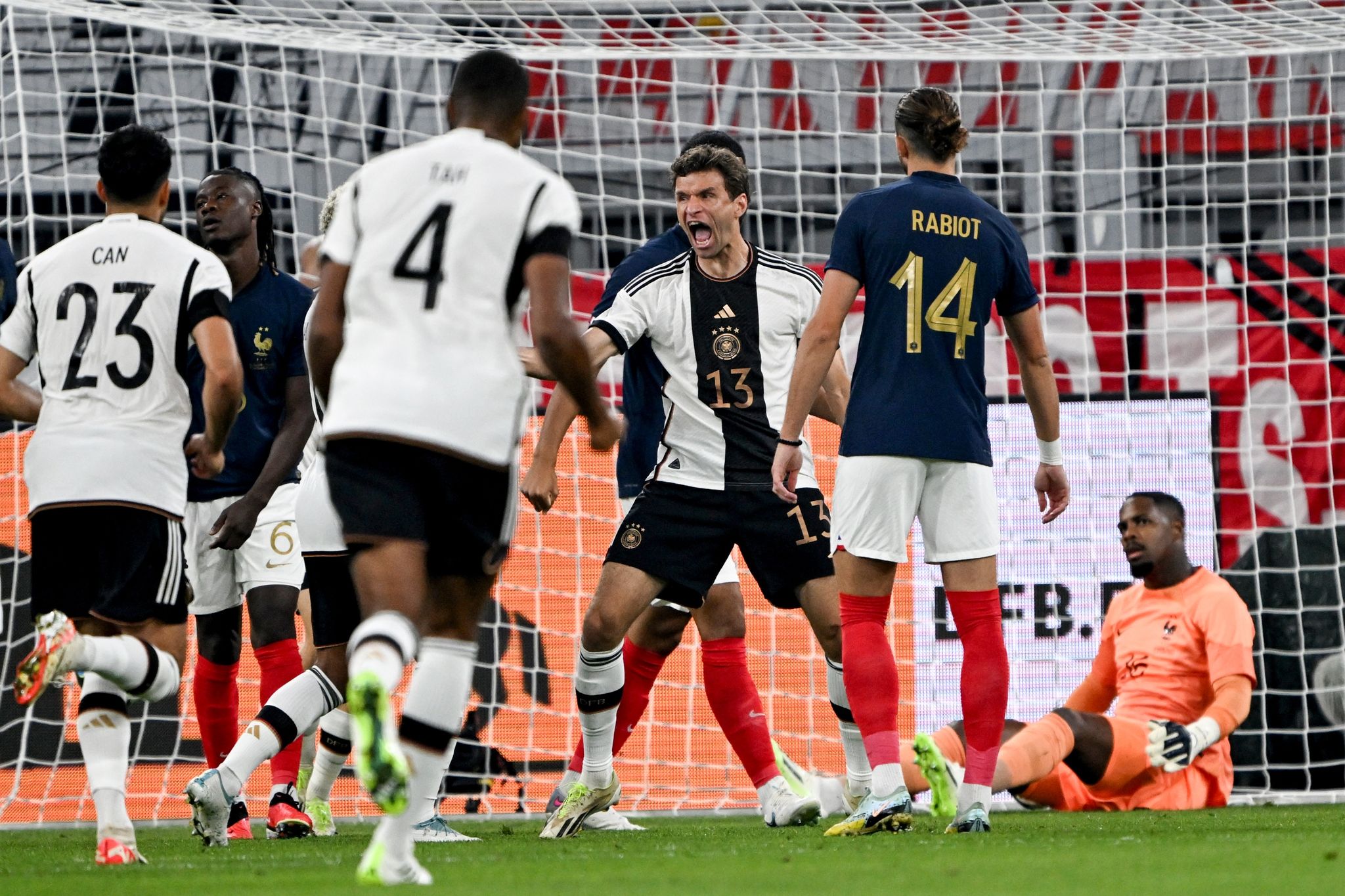 Fans bejubeln großes Völler-Comeback gegen Frankreich