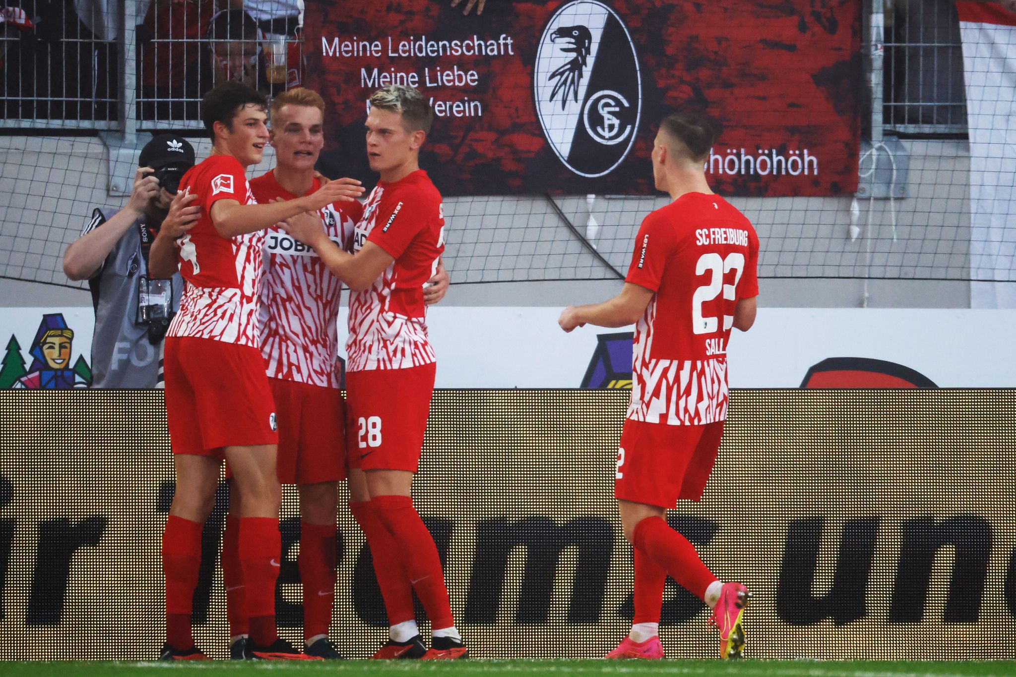 Grifo trifft und serviert: Freiburg ringt Augsburg nieder