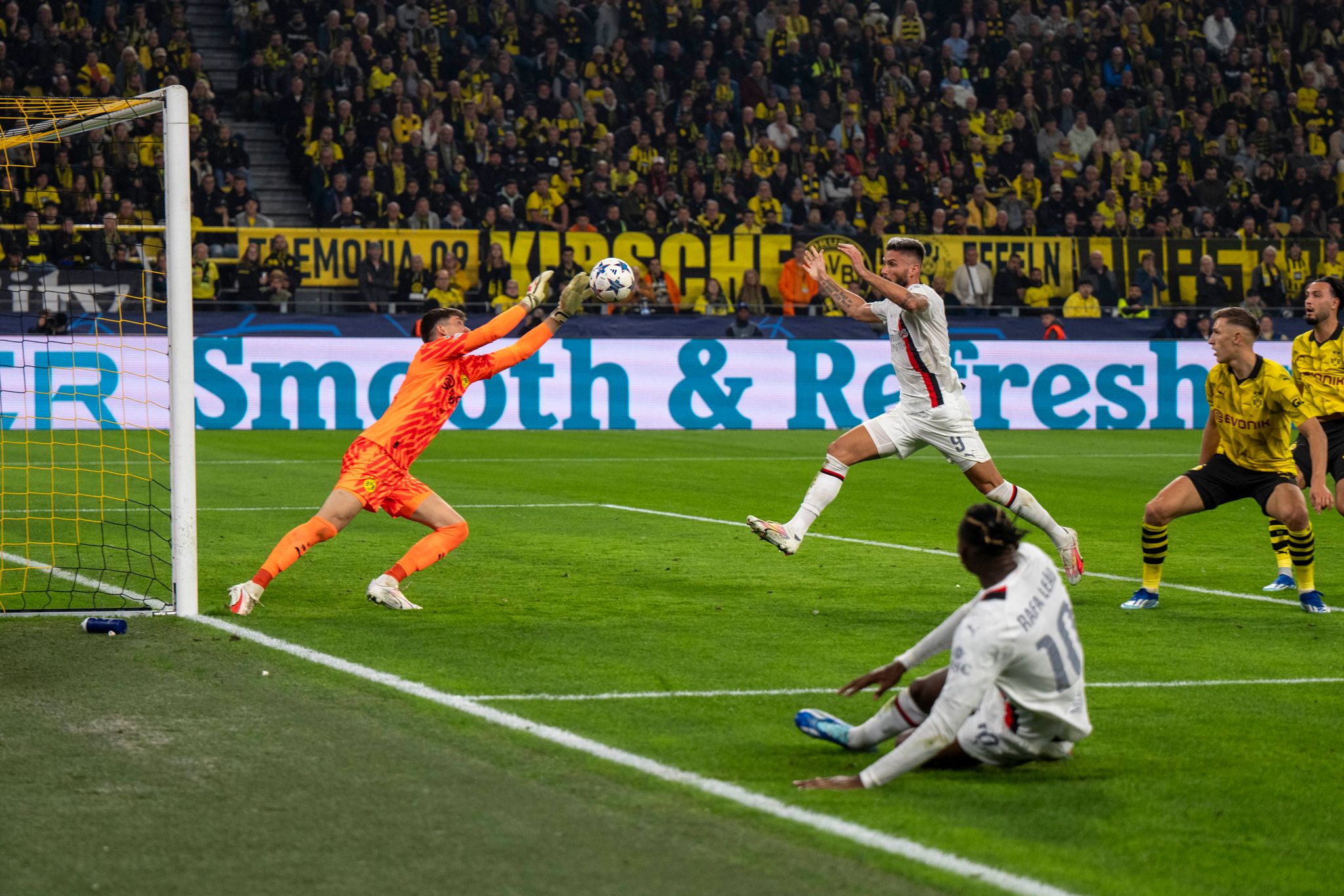 Torhüter Kobel verlängert Vertrag beim BVB