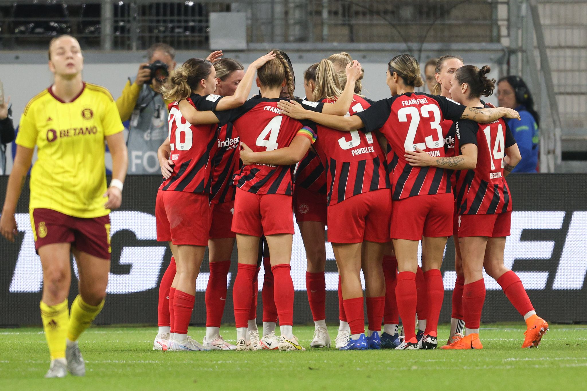Popp lässt Wolfsburg hoffen – Eintracht fast durch