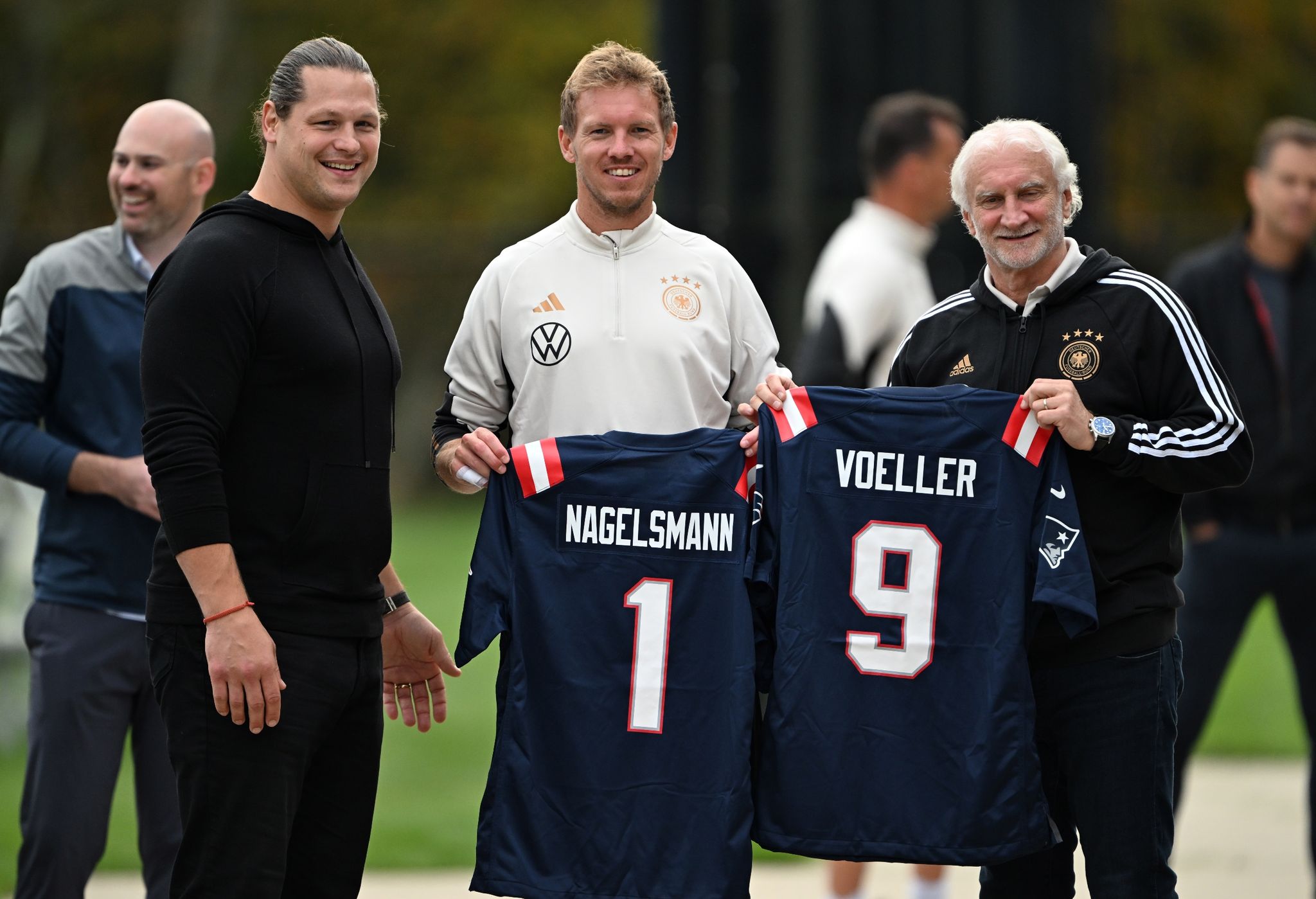 Nationalspieler posieren in Football-Trikots der Patriots