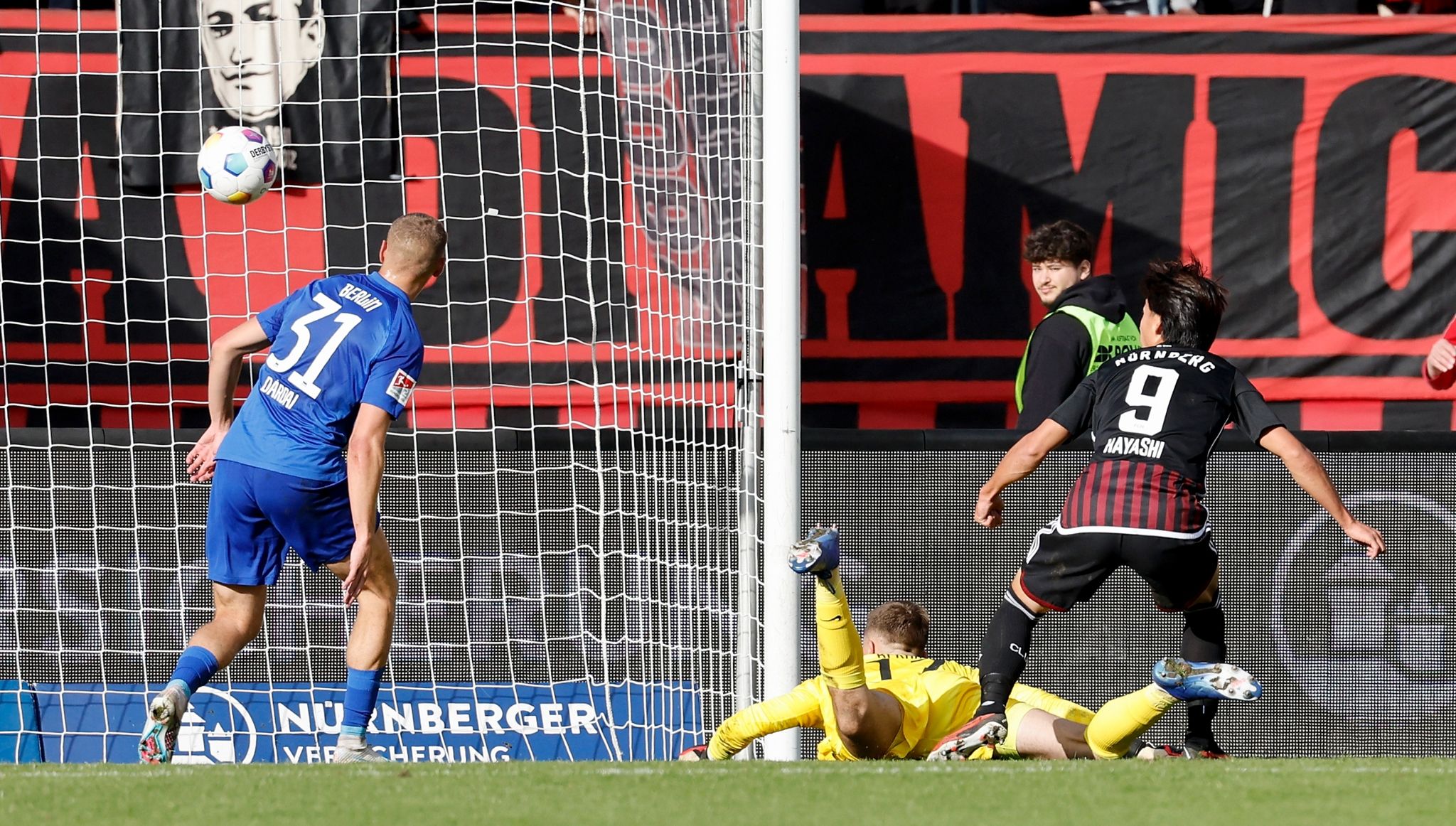 Nürnberg schlägt Hertha in wildem Traditionsduell
