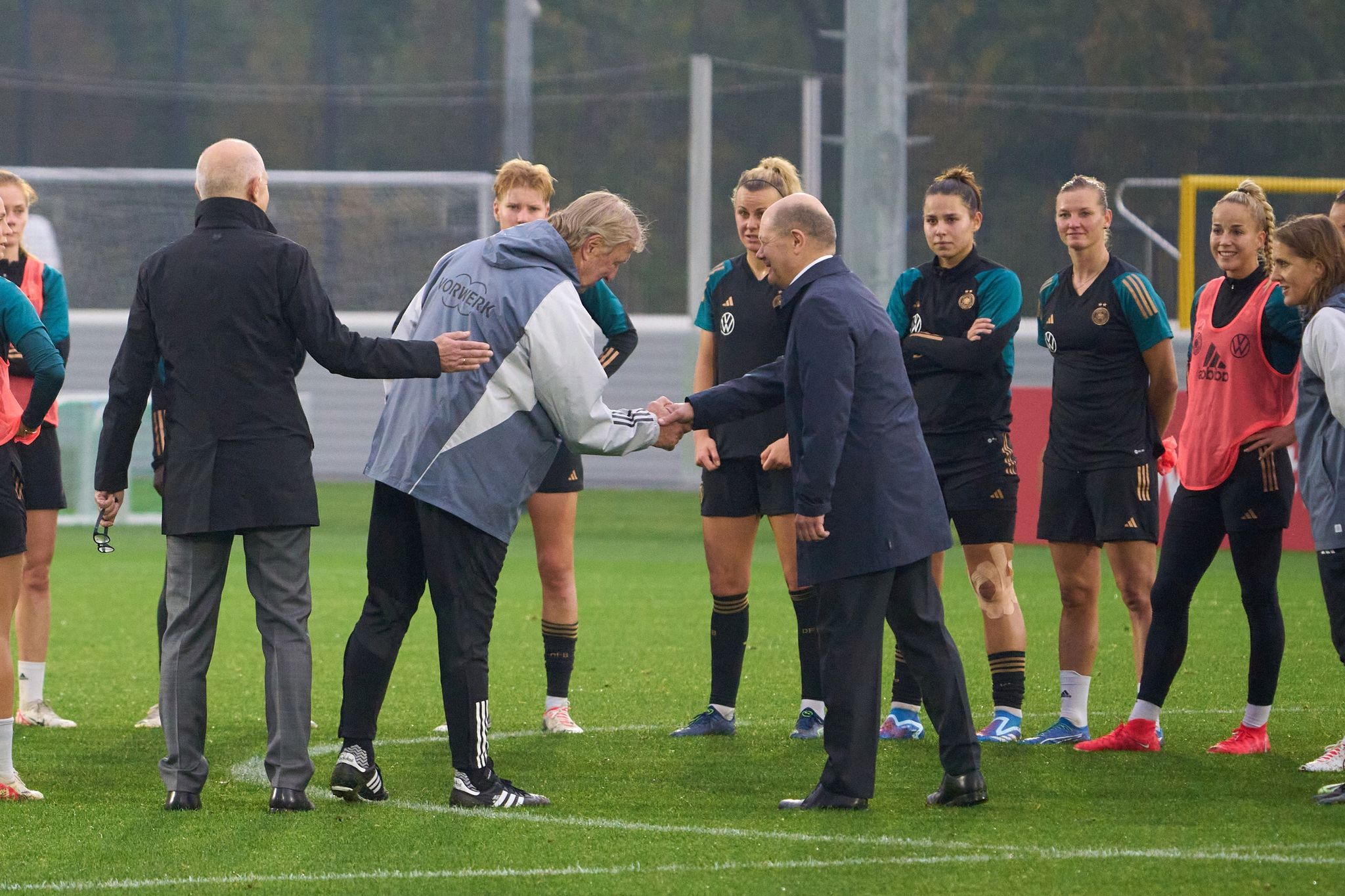 Kanzler Scholz drückt DFB-Frauen Daumen für Olympia