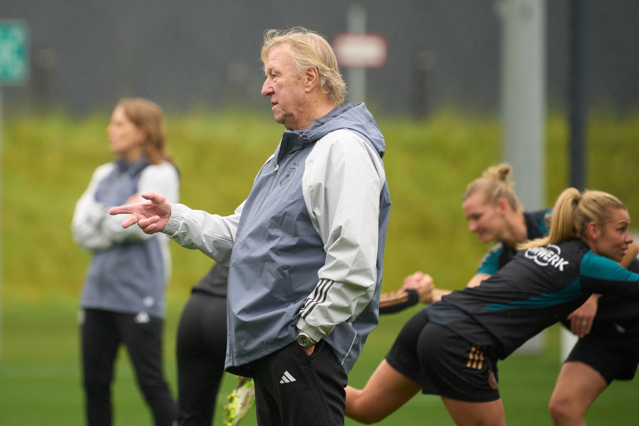 Bei Olympia-Qualifikation: Hrubesch für DFB-Verbleib offen