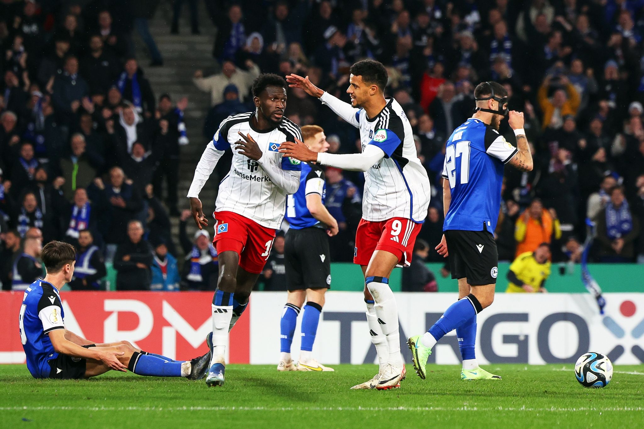 HSV siegt im Elfmeterschießen in Bielefeld