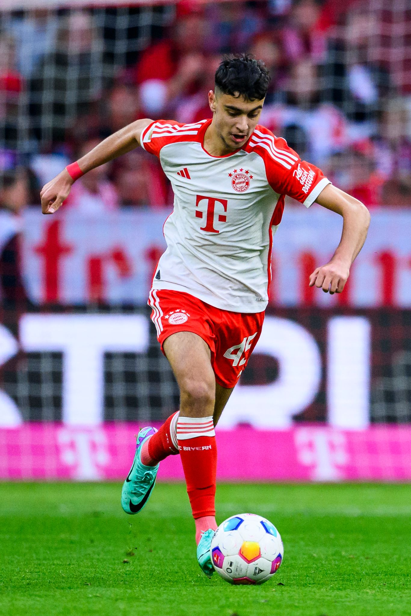 FC Bayern bindet Mittelfeld-Talent Pavlovic bis 2027