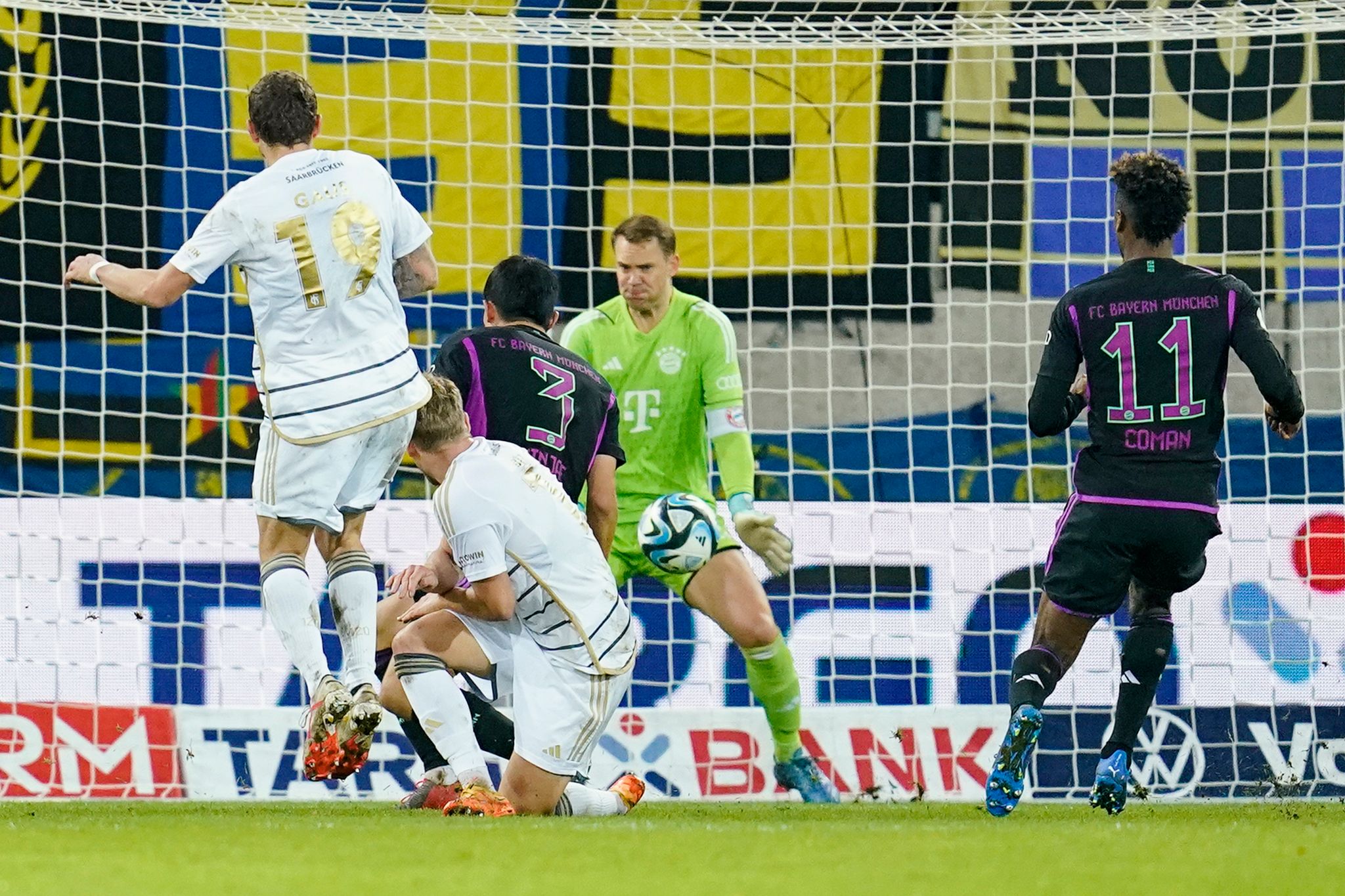 Bayern-Debakel in Saarbrücken – BVB und Leverkusen weiter