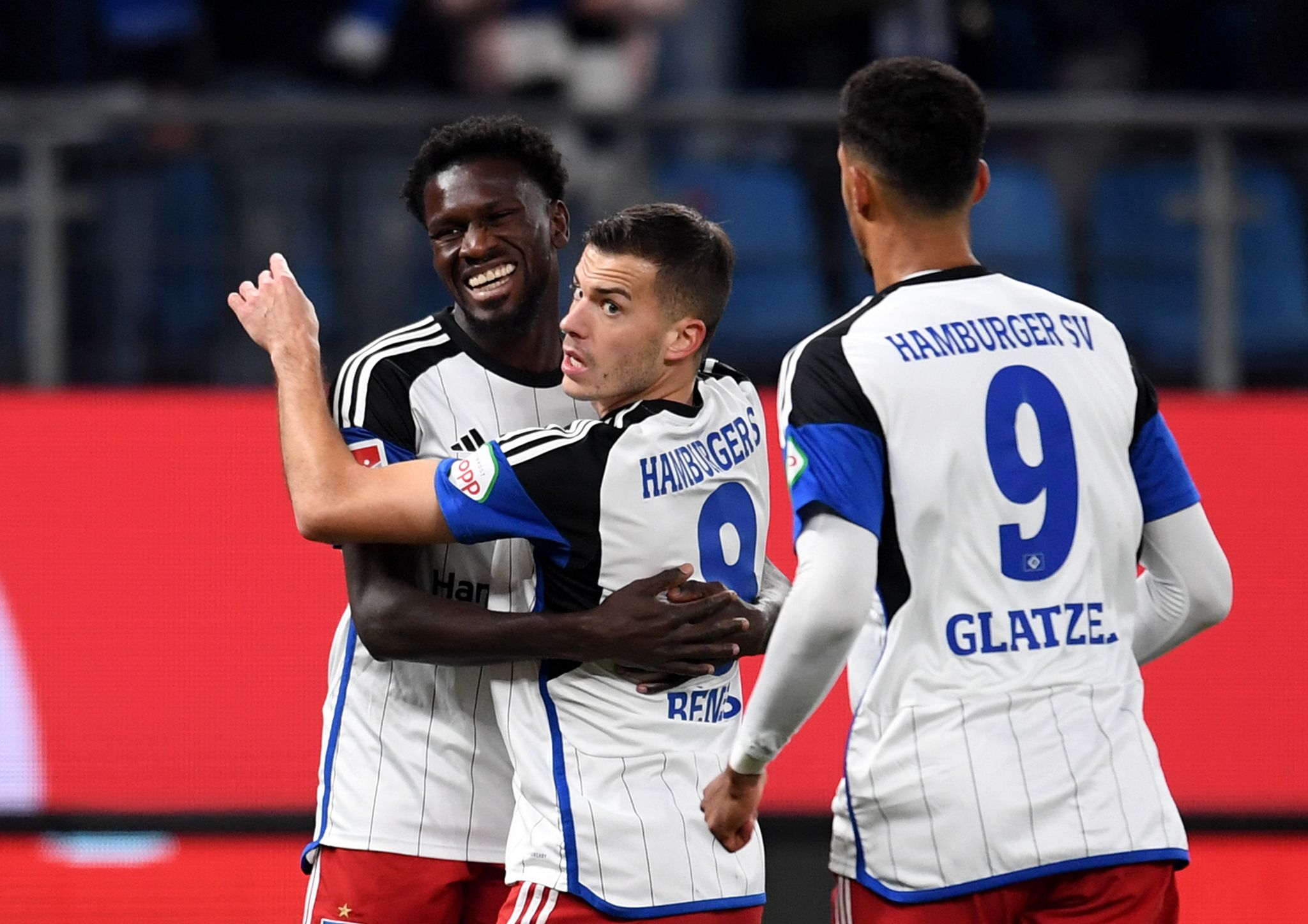 HSV bleibt an Pauli dran – S04 feiert zweiten Sieg in Serie