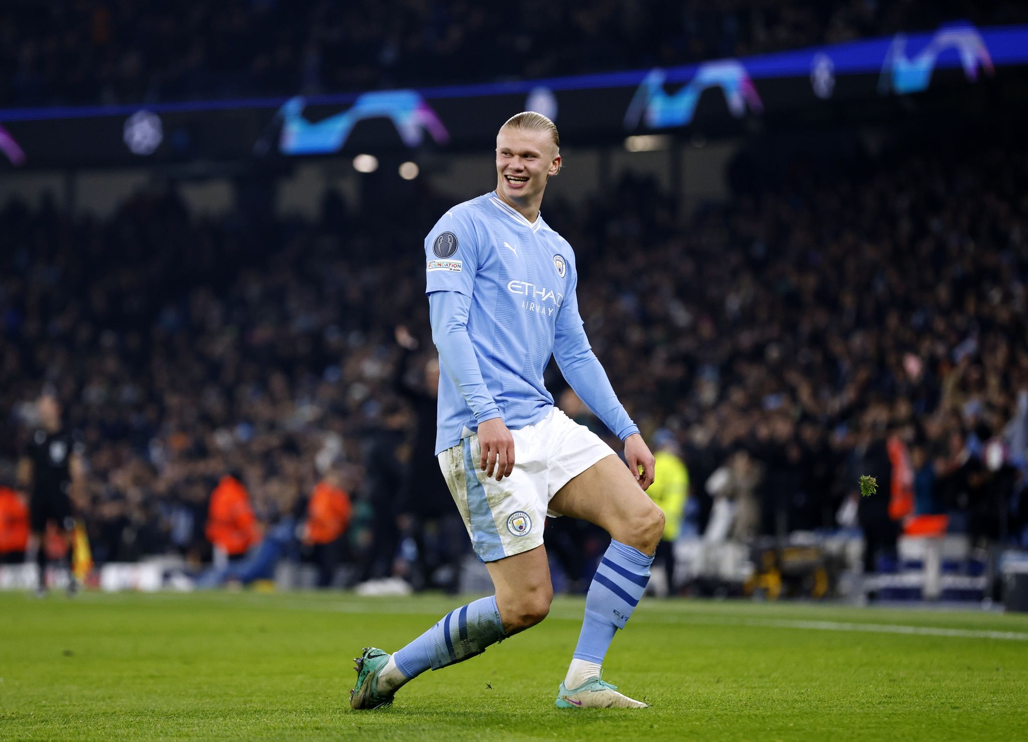City-Star Haaland feiert Tor wie einst Drogba