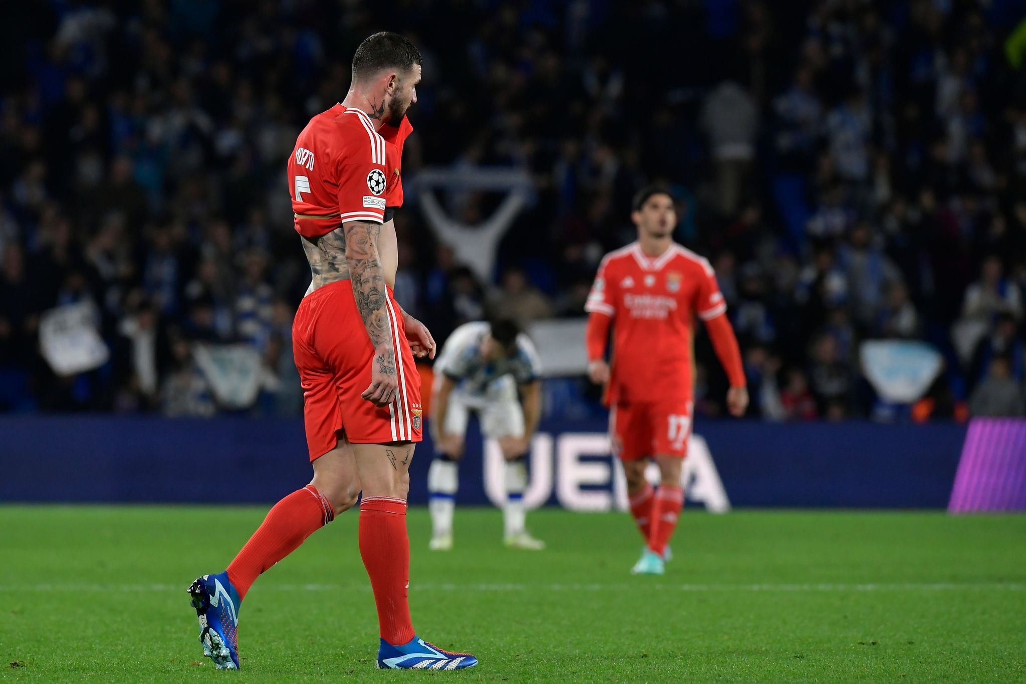 Benfica-Fans werfen Fackeln auf Real-Sociedad-Anhänger