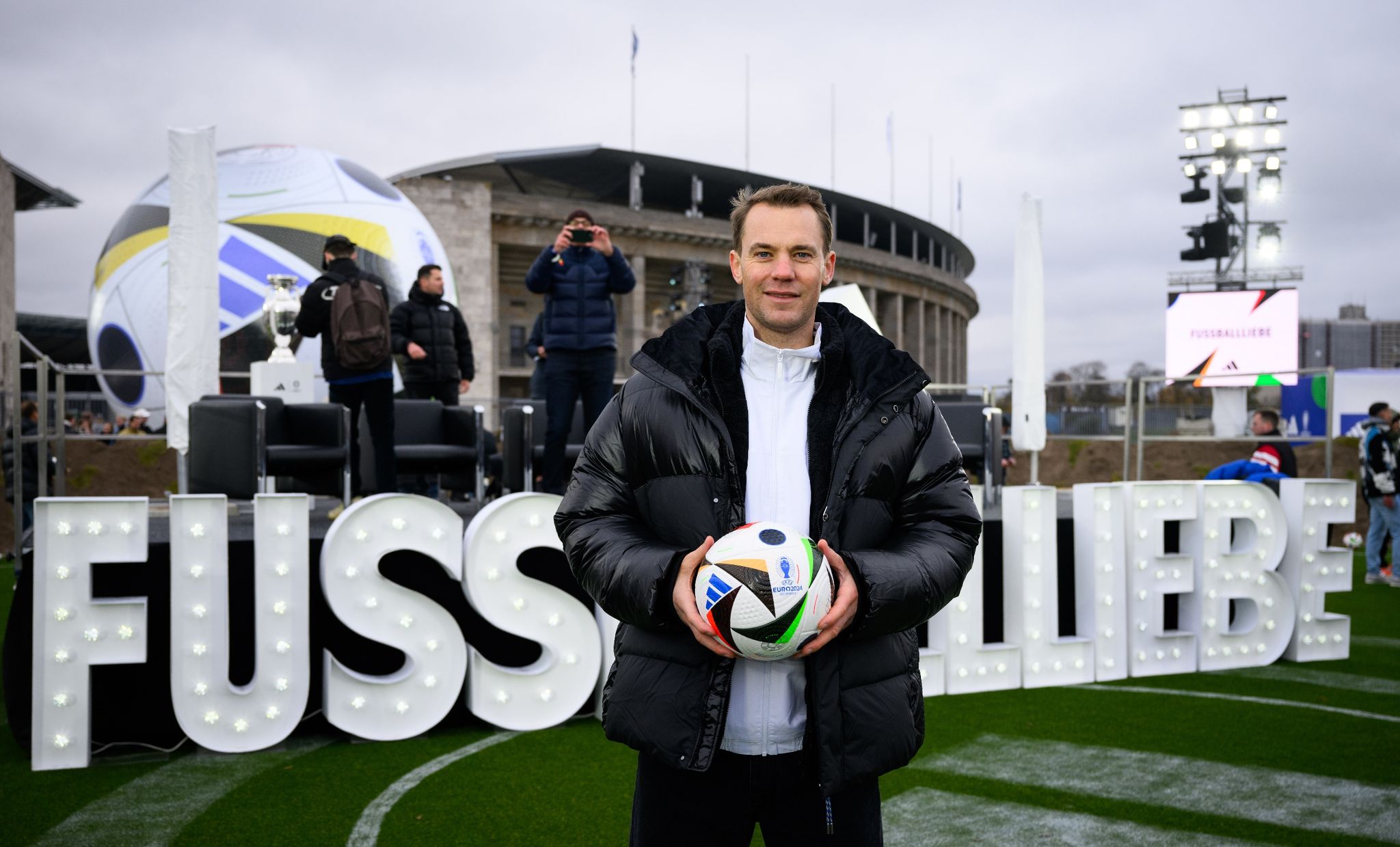 Neuer greift sich EM-Ball: Kampf um Nummer eins entbrannt