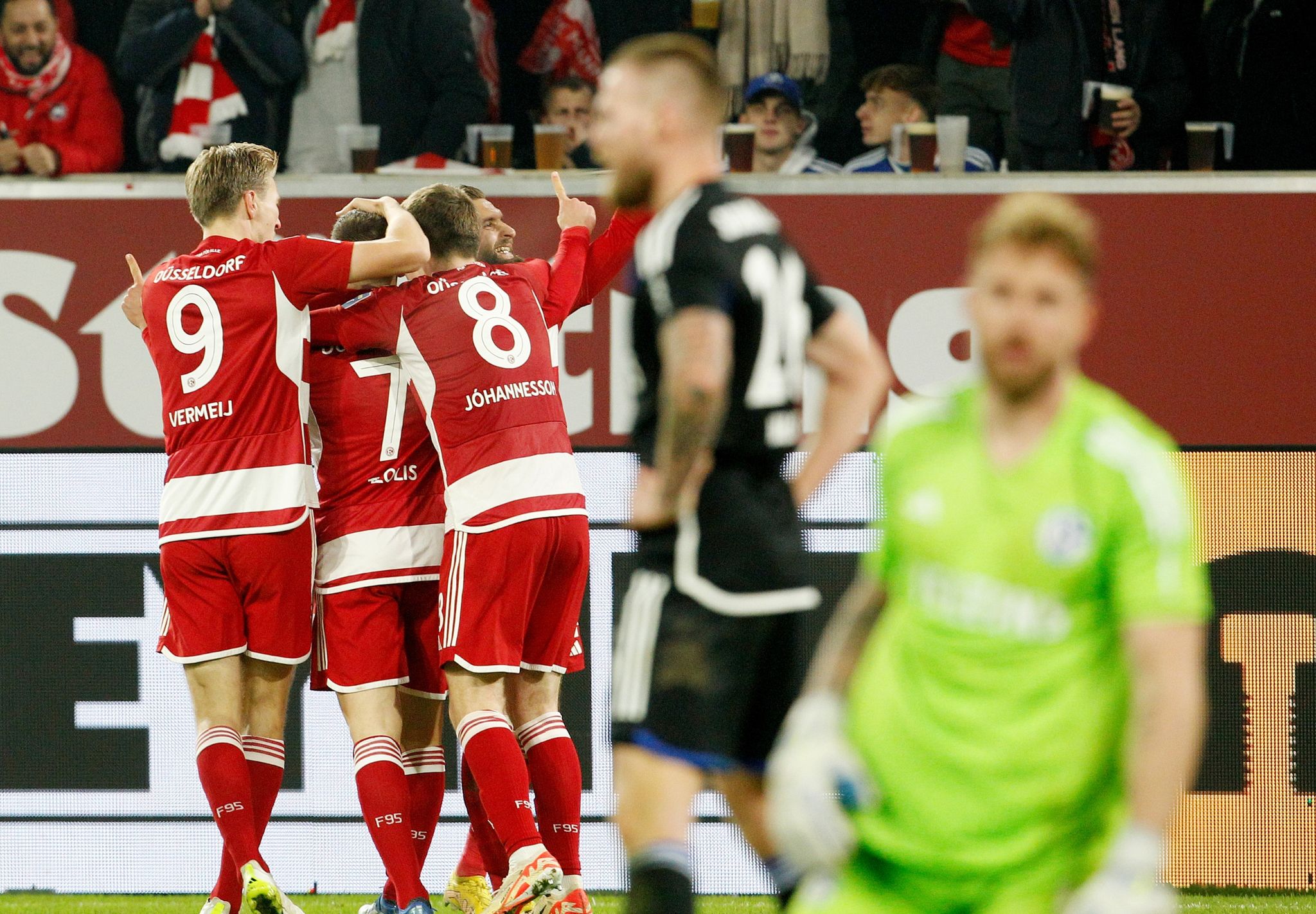 Acht Tore in Düsseldorf – St. Pauli bleibt unbesiegt