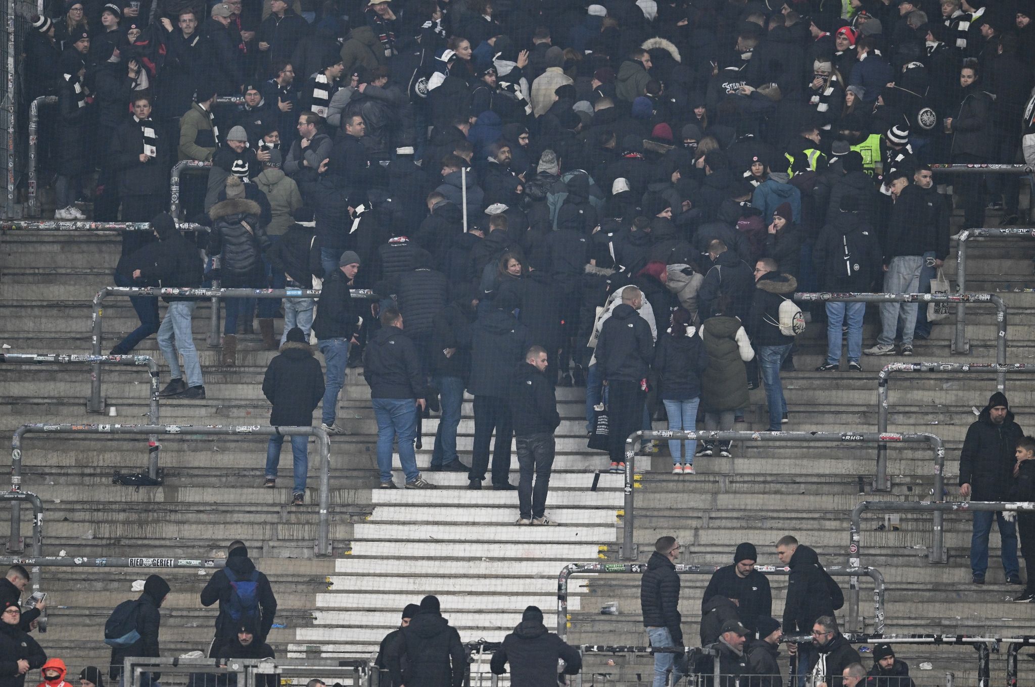 Zahlreiche Verletzte bei Krawallen vor Eintracht-Spiel