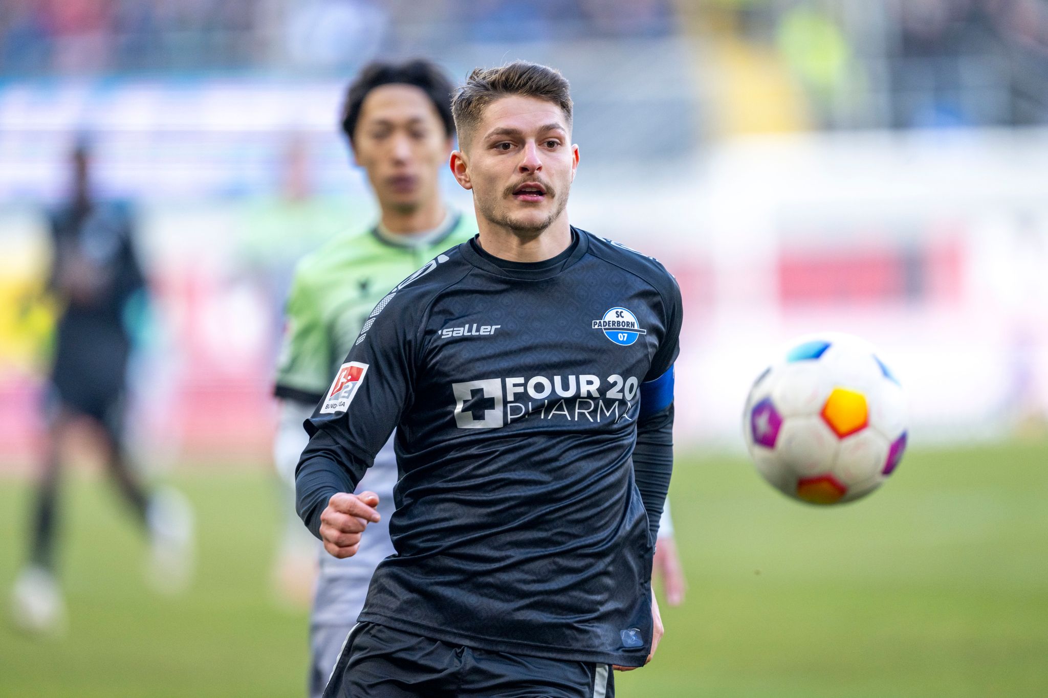 Hannover verliert in Unterzahl spät in Paderborn