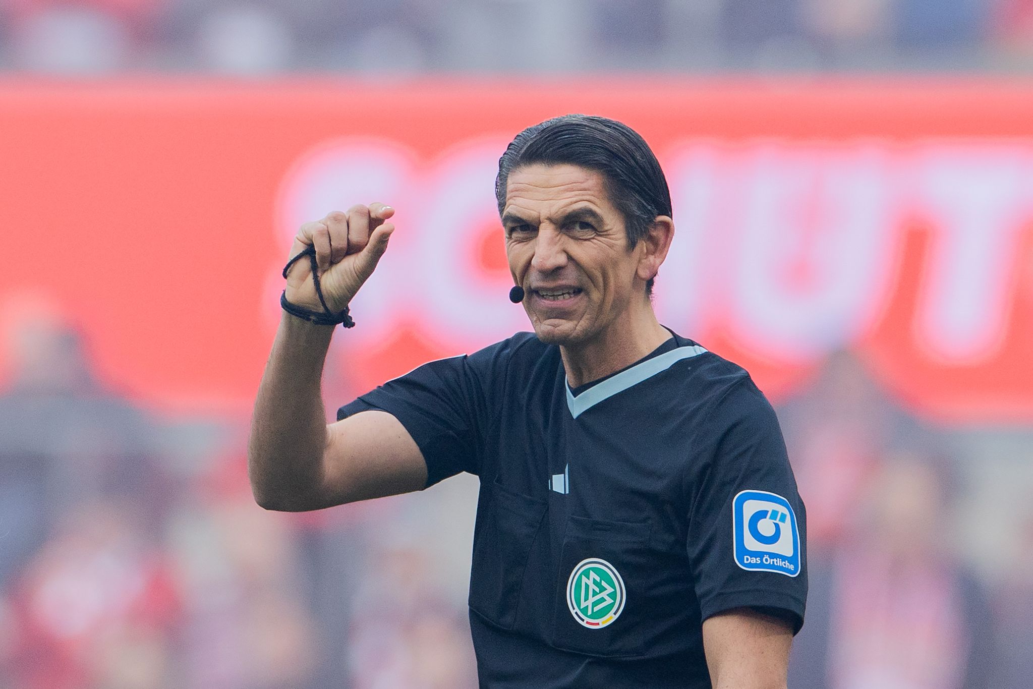 DFB-Referees bereiten sich auf Ansagen im Stadion vor