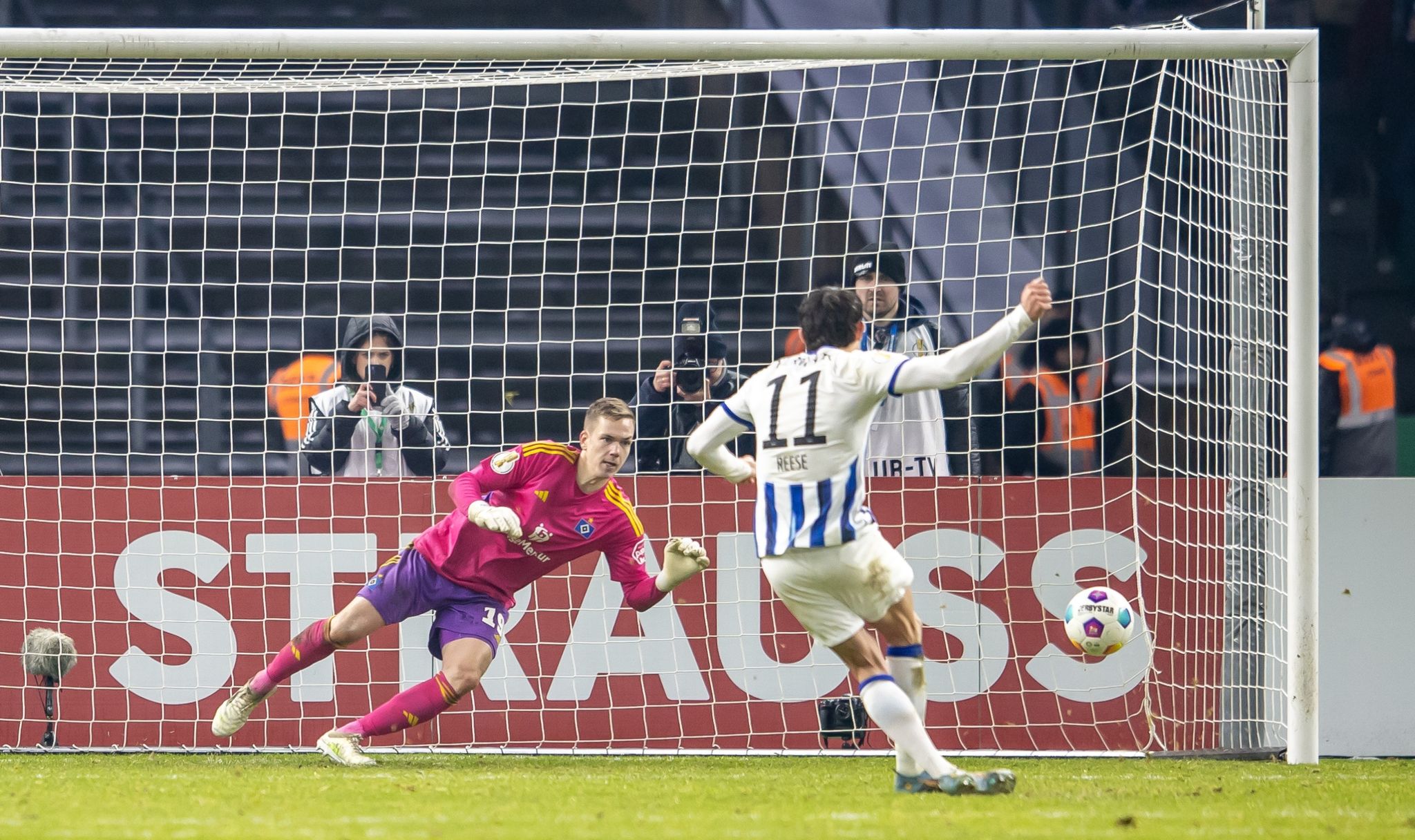 Hertha siegt im Elfmeterschießen gegen den HSV