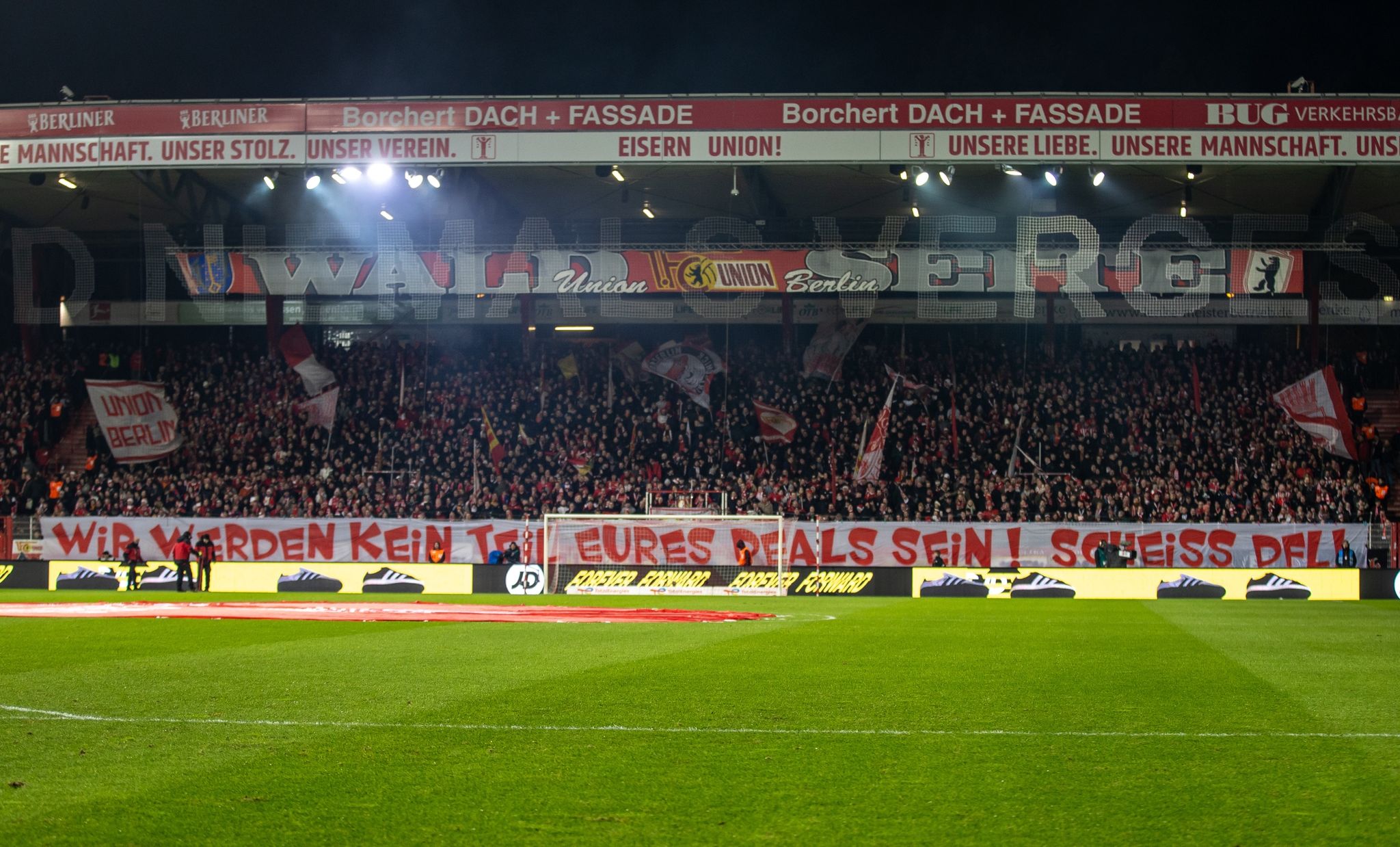 Fan-Protest gegen DFL geht weiter: Schweigen in Berlin