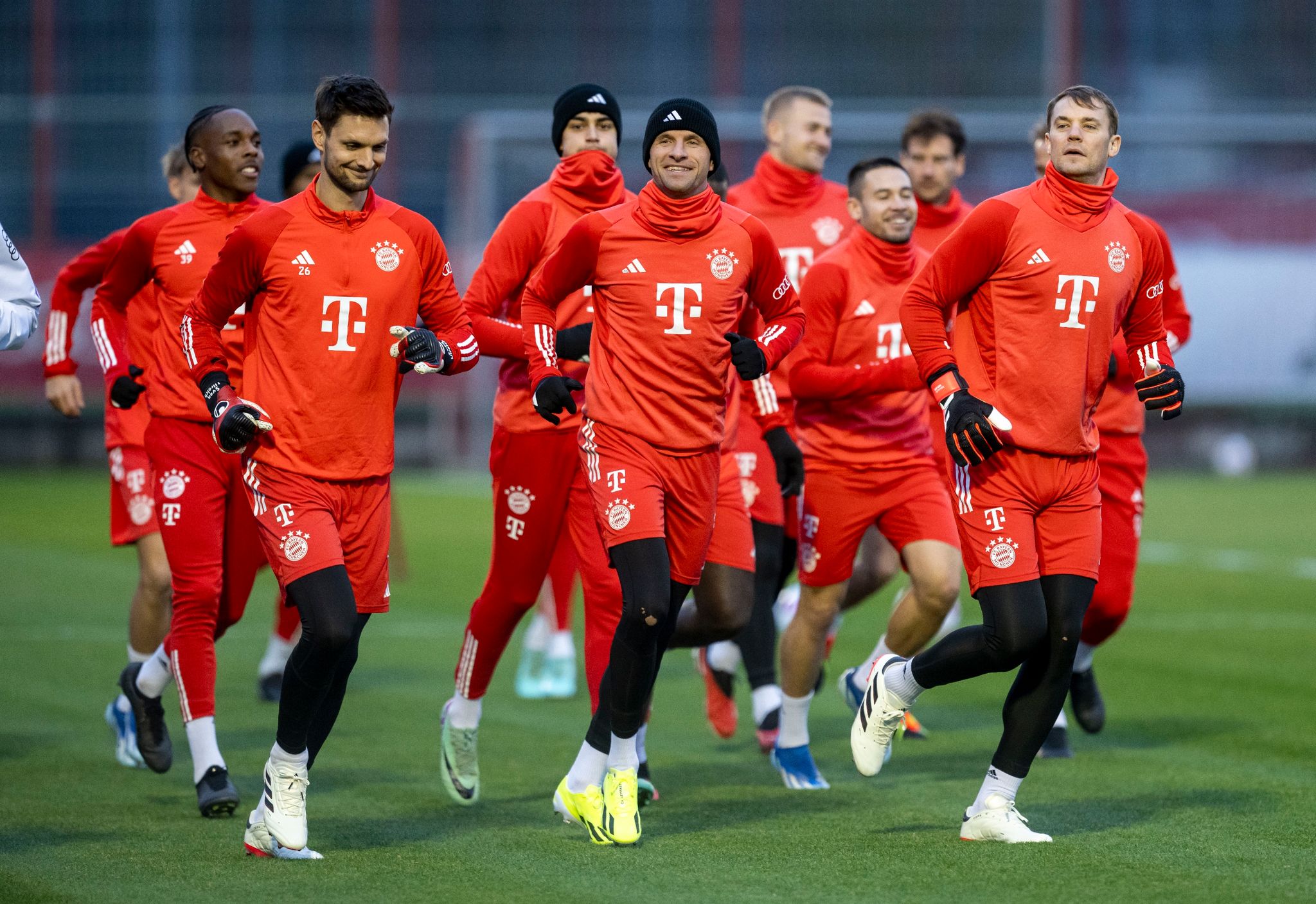 Trainingsauftakt des FC Bayern ohne Gnabry und Davies