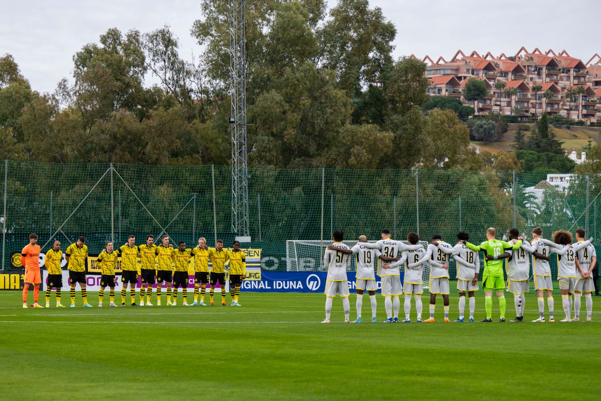 BVB nur 3:3 gegen Lüttich – Gedenkminute für Beckenbauer