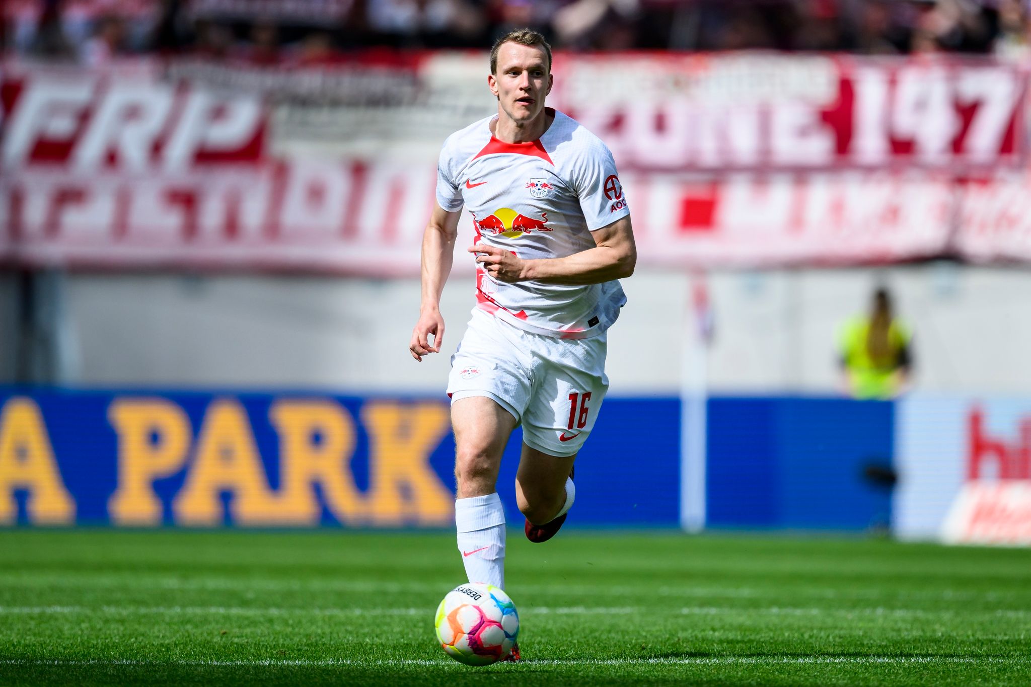 Klostermann verlängert bei RB Leipzig bis 2028