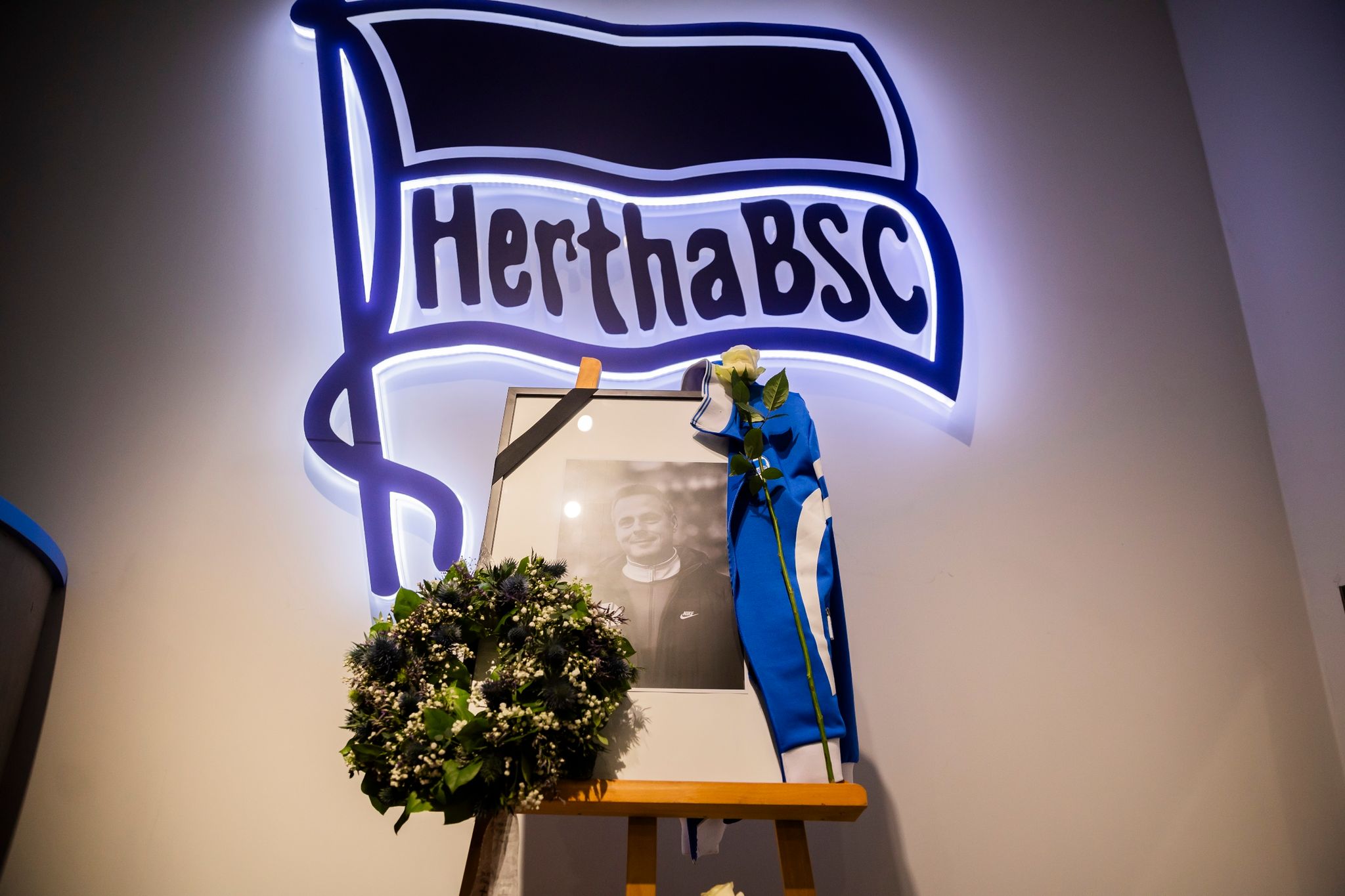Tausende Hertha-Fans ehren Bernstein bei Trauermarsch
