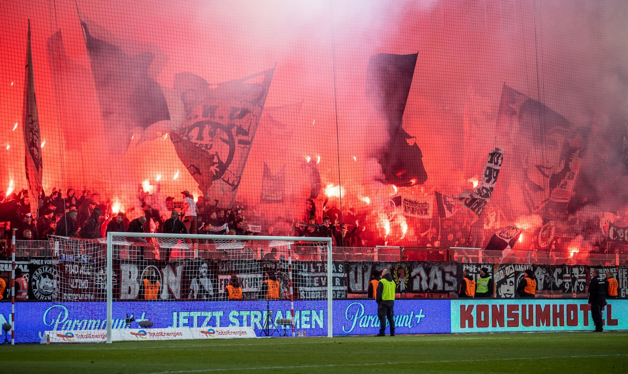 Eintracht: Wieder hohe Geldstrafe wegen Fan-Vergehen