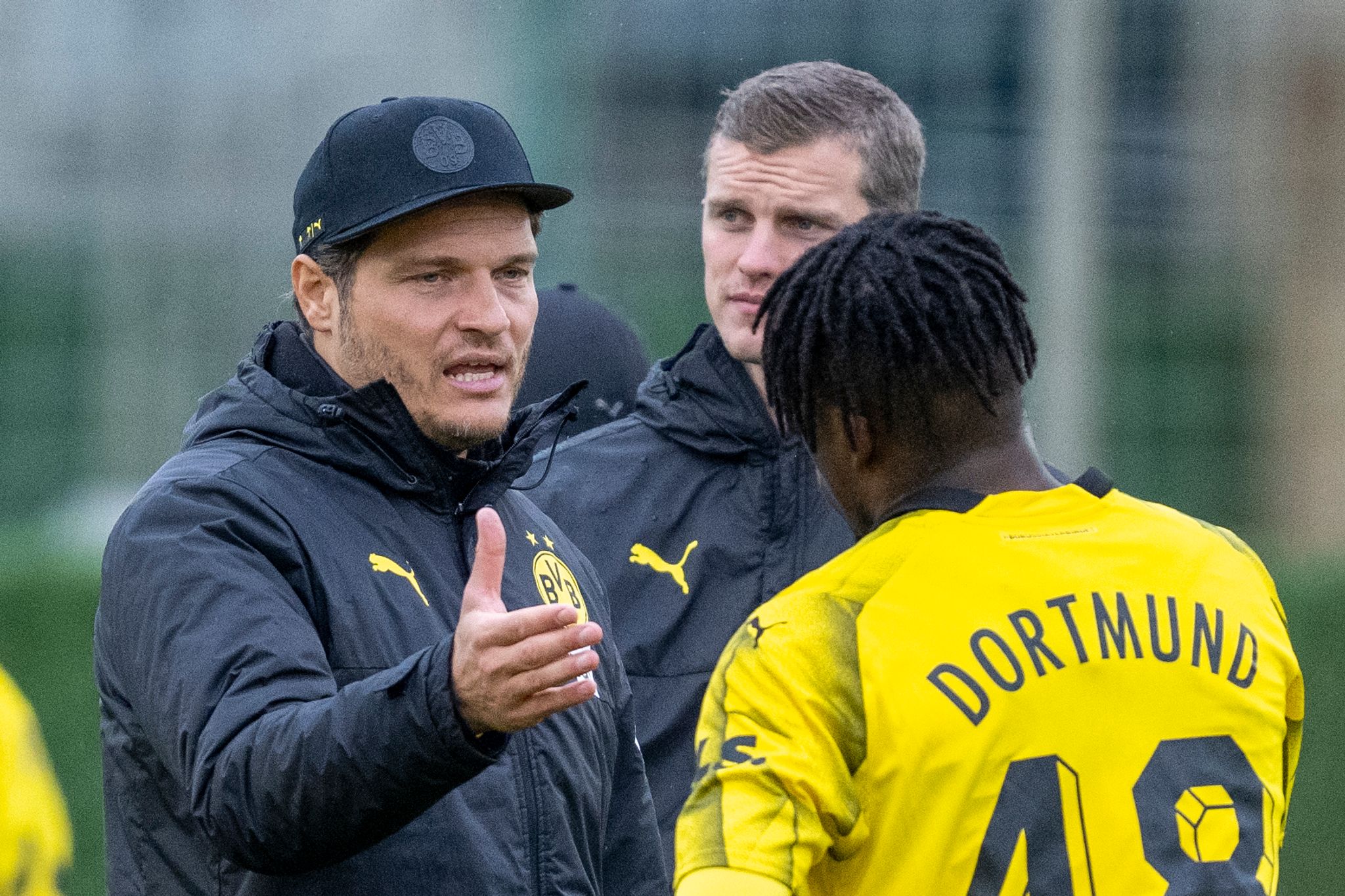 Gegen rechts: BVB-Trainer Edin Terzic bezieht Stellung