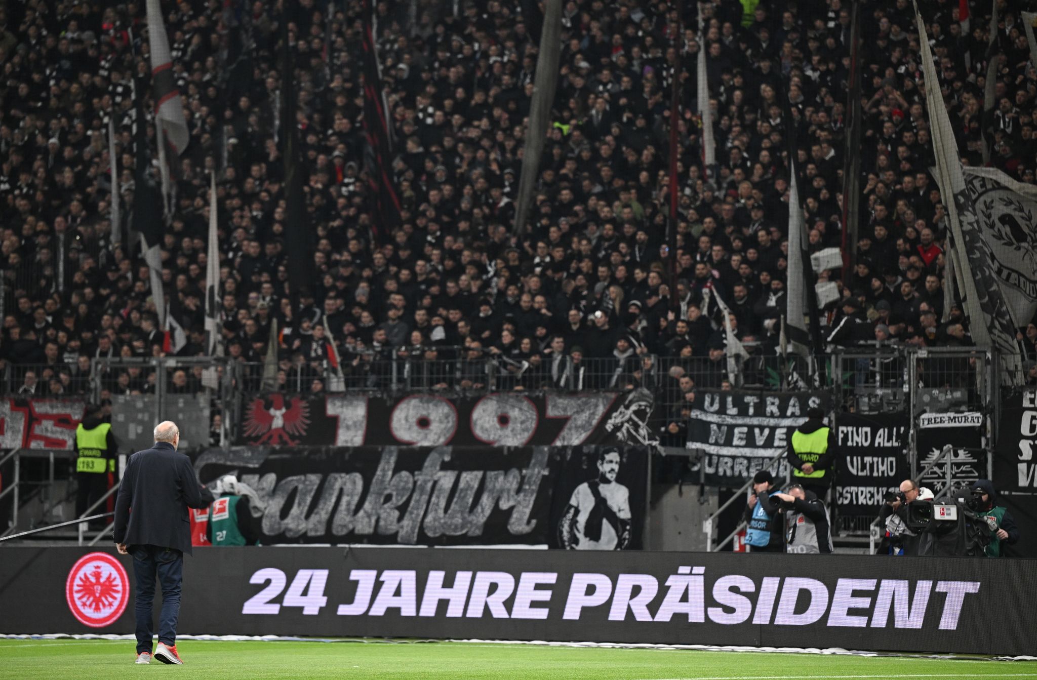 Eintracht-Präsident Fischer von den Fans gefeiert