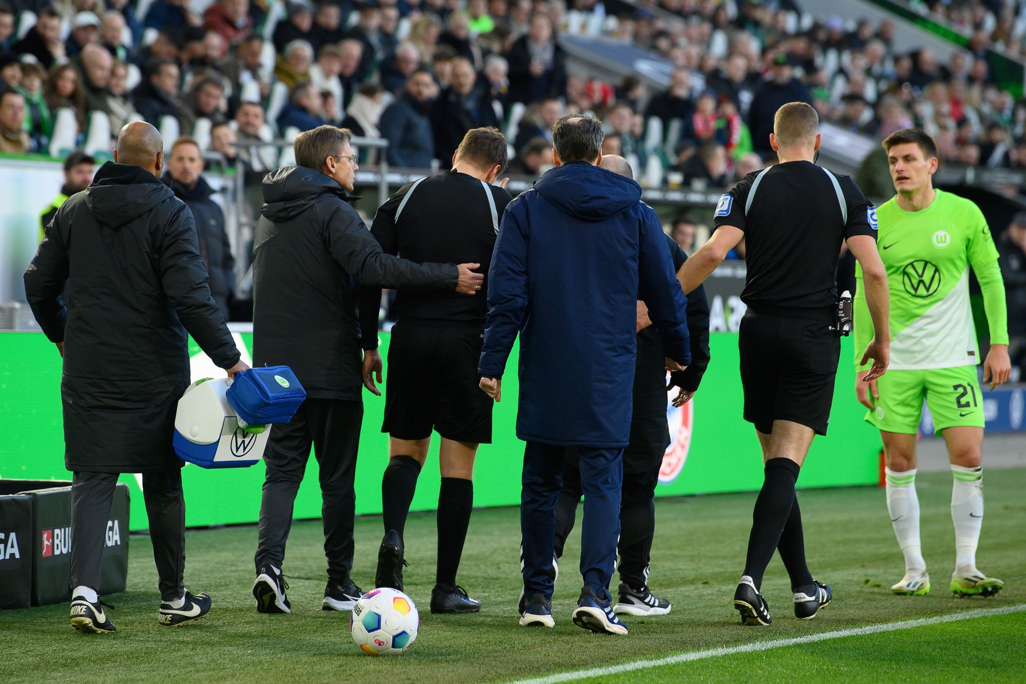 Vom Ball getroffen: Linienrichter im Krankenhaus