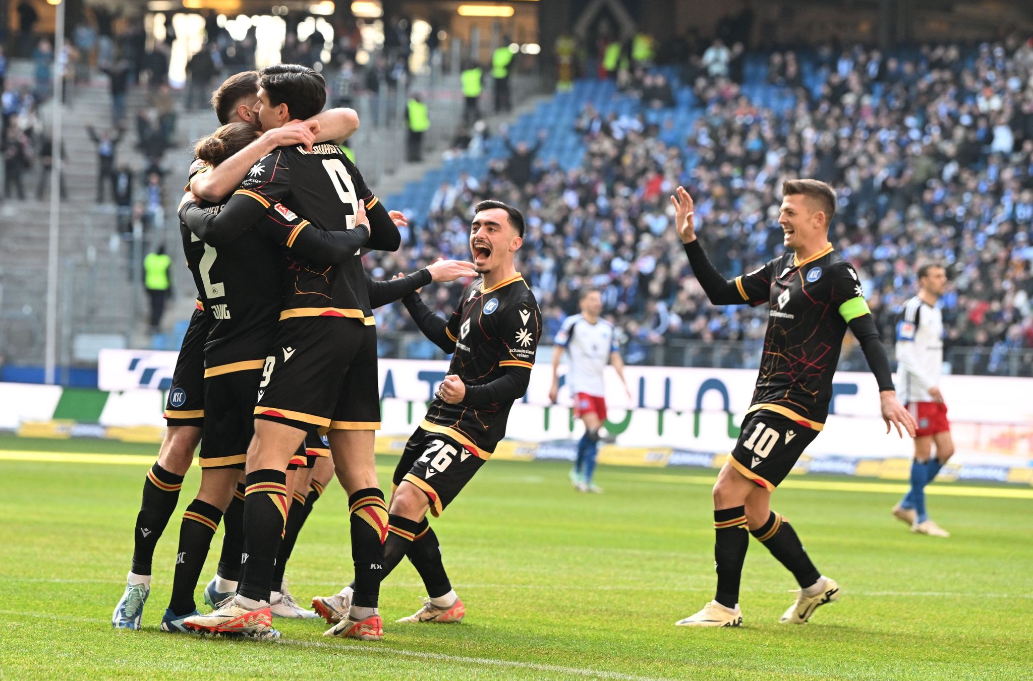 Defensiv überforderter HSV verliert 3:4 gegen Karlsruhe