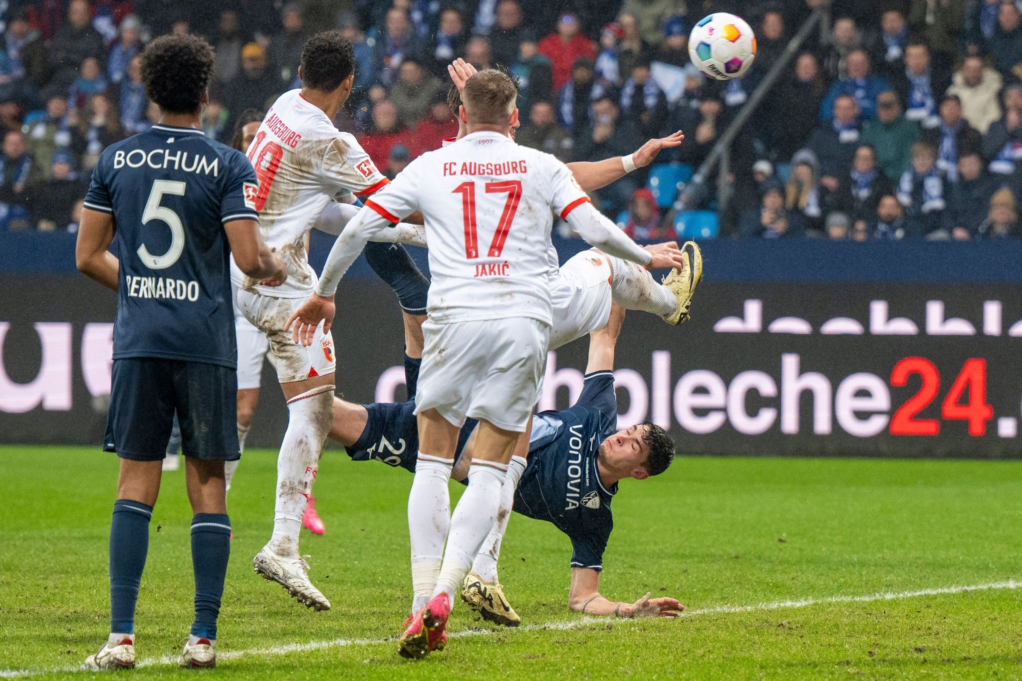 Später Elfmeter rettet Augsburg einen Punkt in Bochum